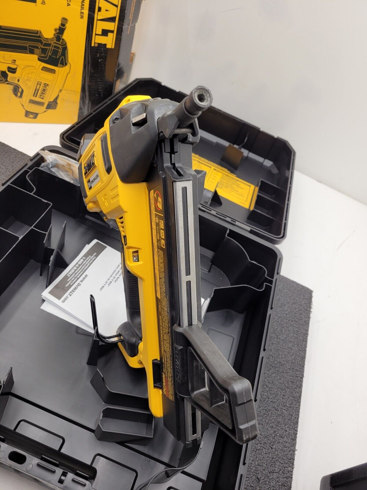 DEWALT DCN890P2 20V MAX XR 20-Volt Li-ion Cordless Concrete Nailer Used Once