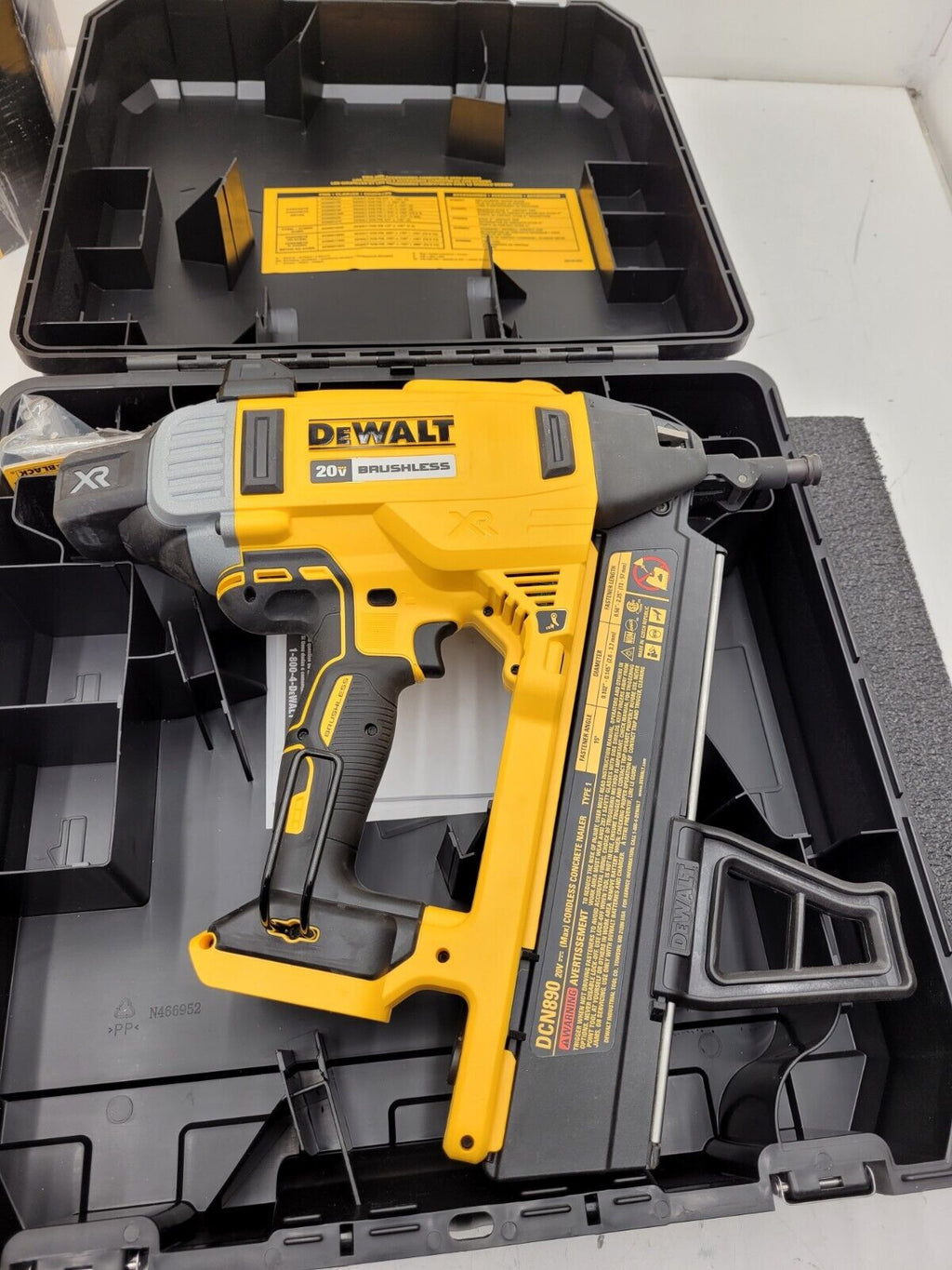 DEWALT DCN890P2 20V MAX XR 20-Volt Li-ion Cordless Concrete Nailer Used Once