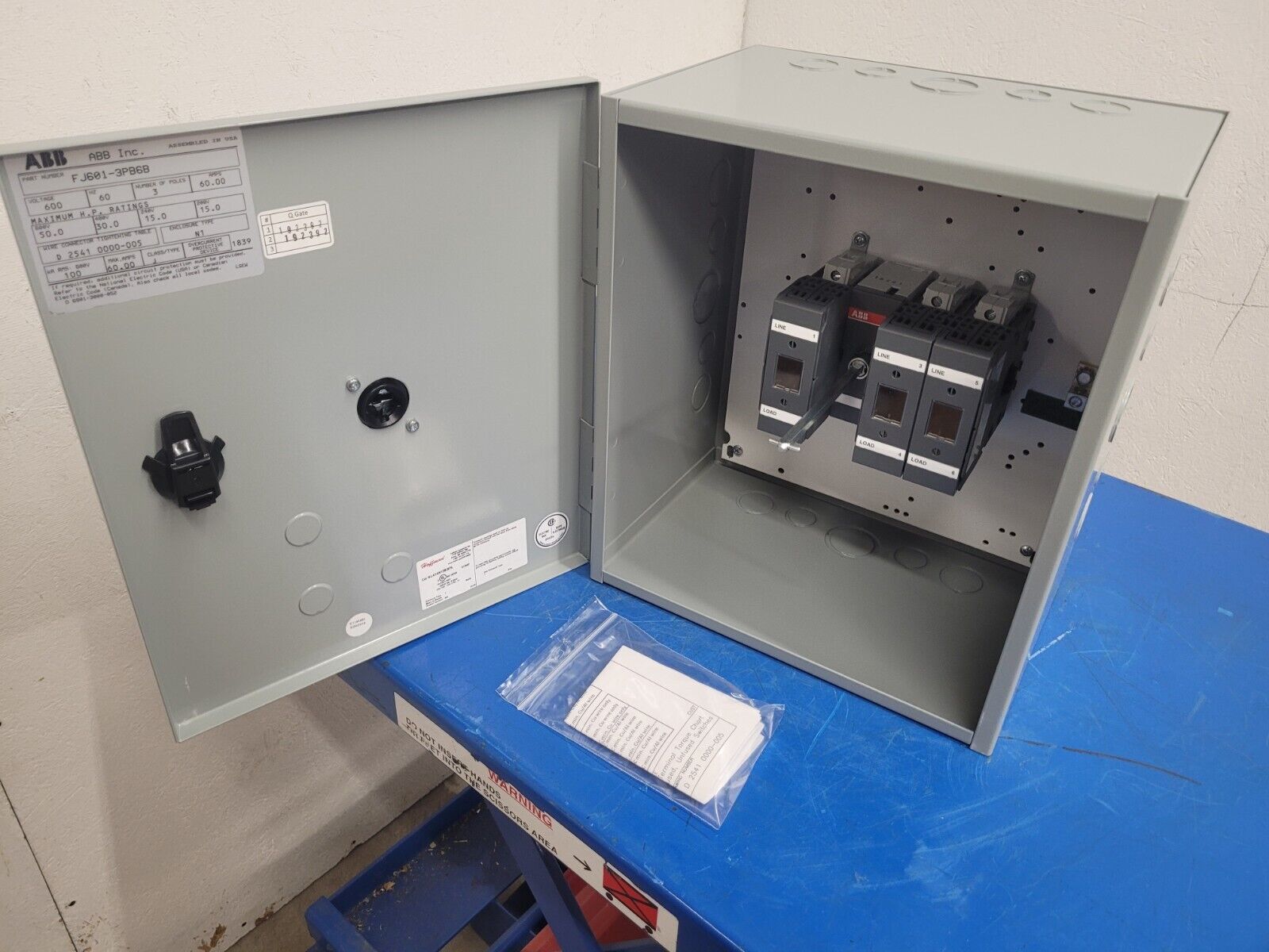 ABB FJ601-3PB6B Enclosed Disconnect Switch 3 Pole 60 Amp 600VAC NEW