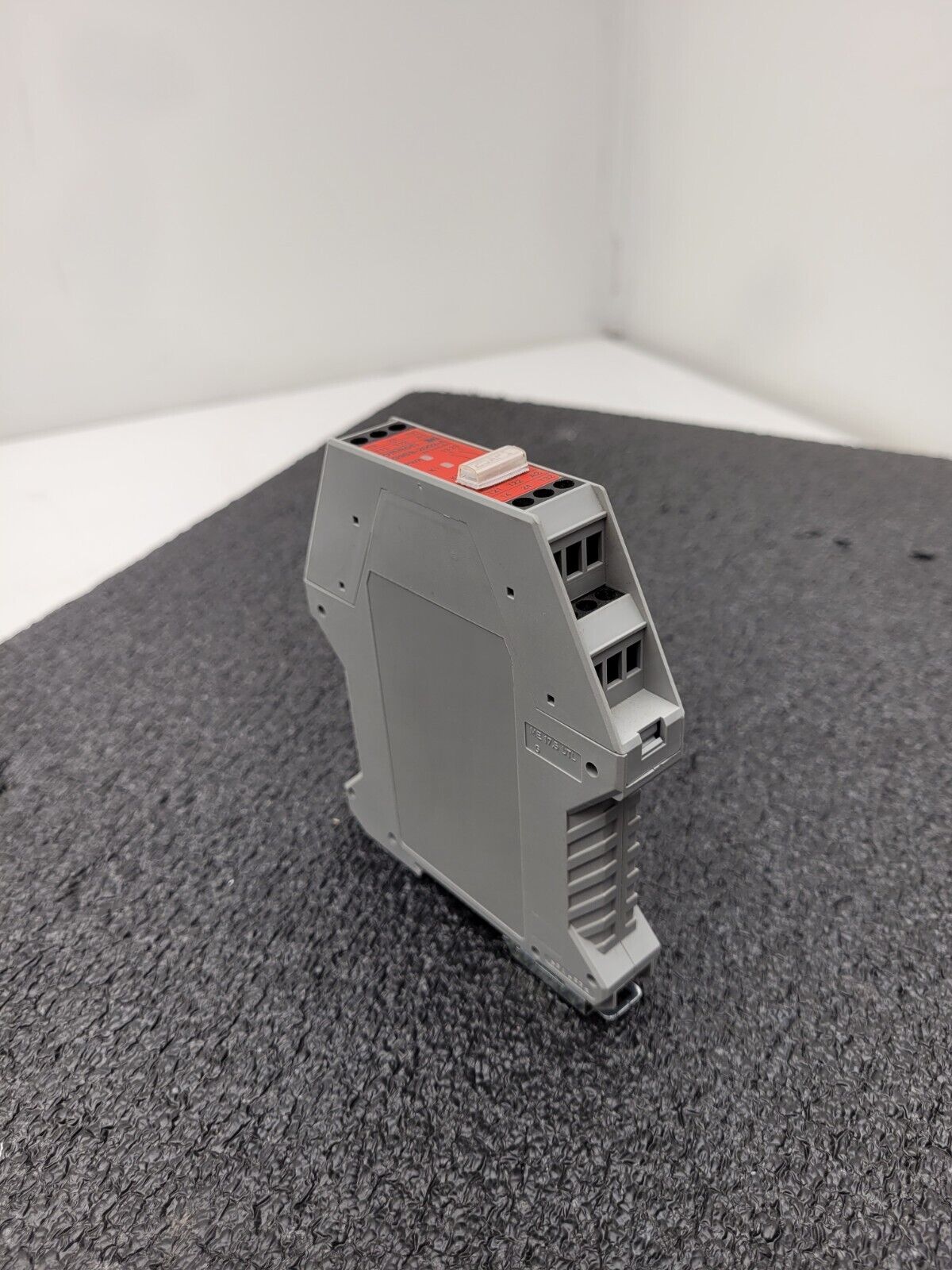 Omron G9SB-2002-A Safety Relay Unit 24 VAC / VDC DIN Rail Mount