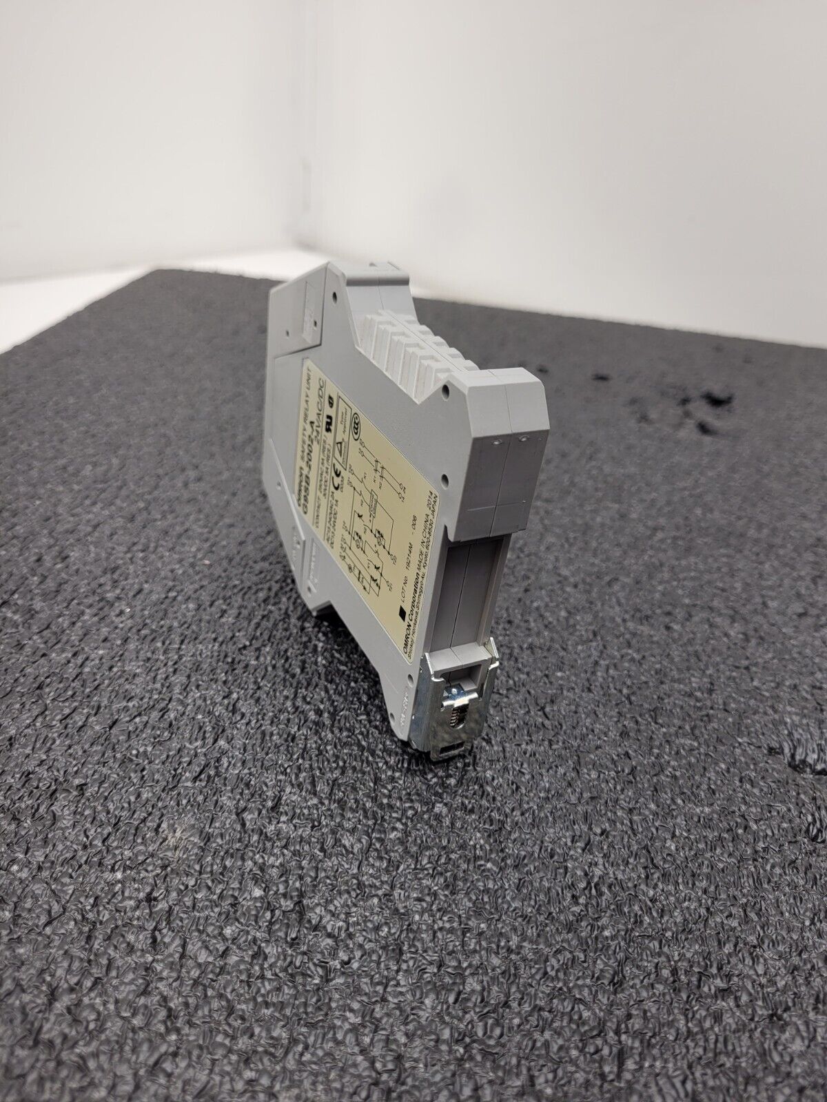 Omron G9SB-2002-A Safety Relay Unit 24 VAC / VDC DIN Rail Mount