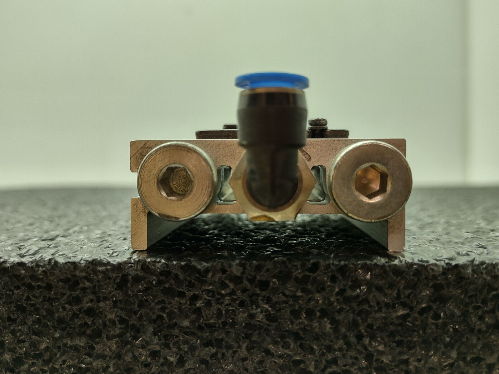 Lot of 2x SMC VZ3123-5MOZ-M5-Q and  2x VZ3123-5MOZ-M5 Pneumatic Valve Blocks