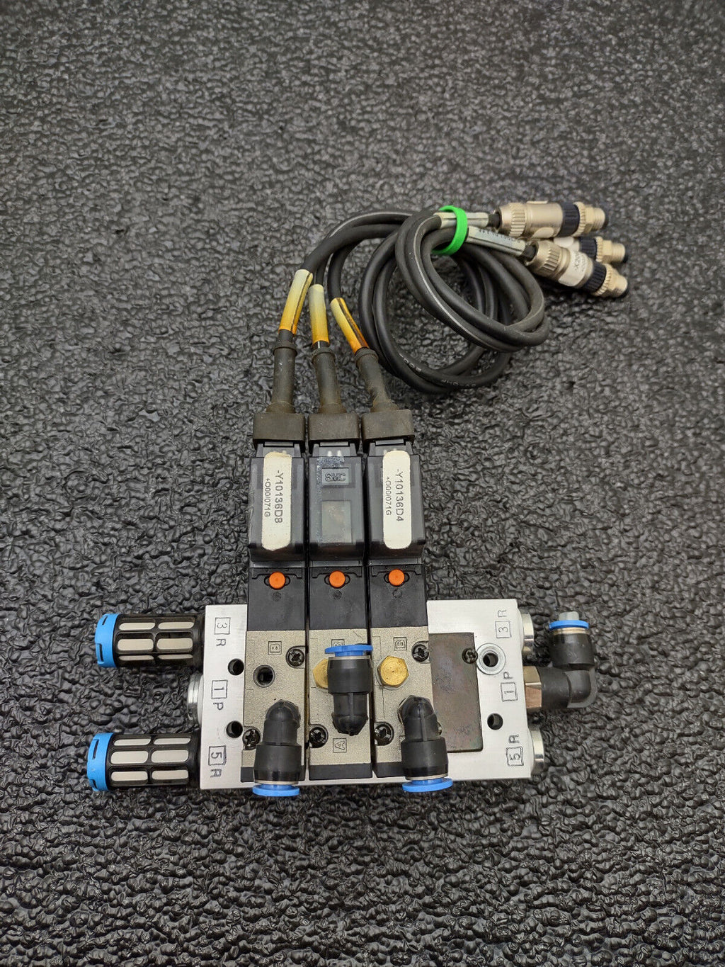 Lot of 2x SMC VZ3123-5MOZ-M5-Q and  2x VZ3123-5MOZ-M5 Pneumatic Valve Blocks