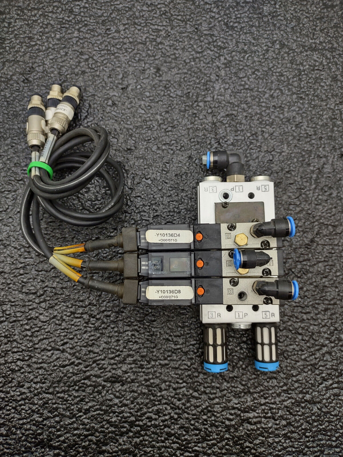 Lot of 2x SMC VZ3123-5MOZ-M5-Q and  2x VZ3123-5MOZ-M5 Pneumatic Valve Blocks