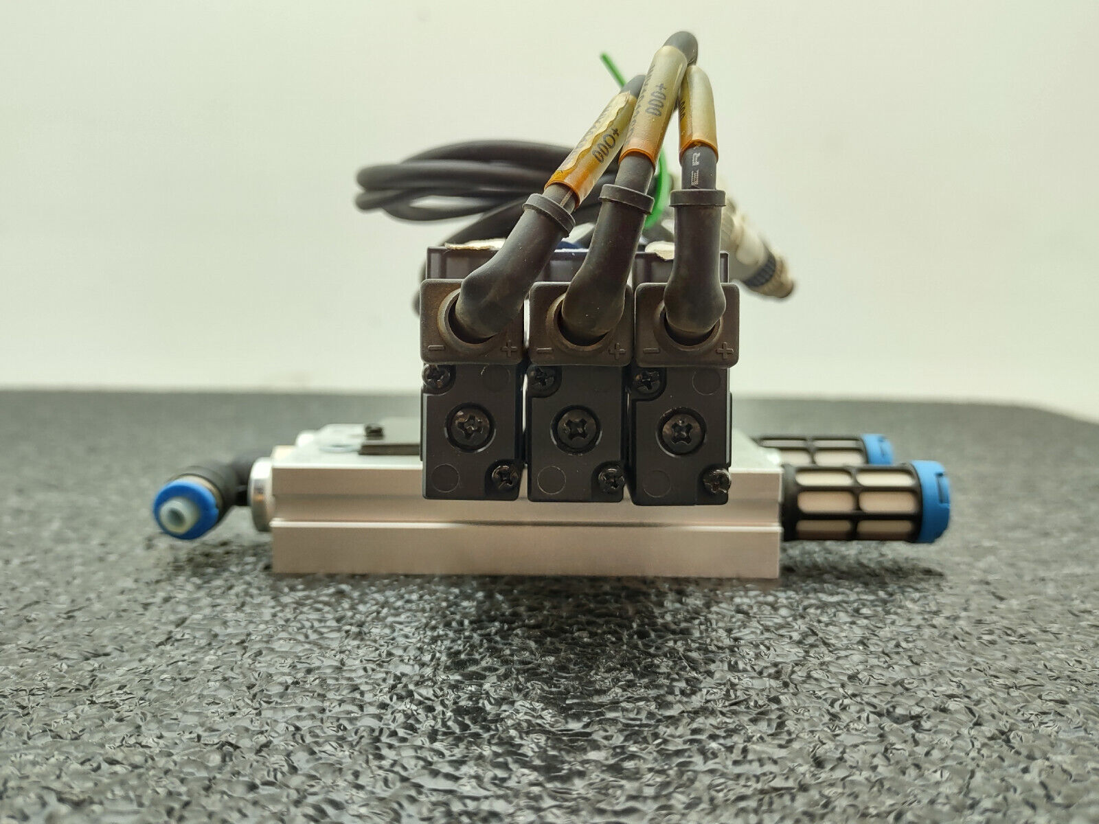 Lot of 2x SMC VZ3123-5MOZ-M5-Q and  2x VZ3123-5MOZ-M5 Pneumatic Valve Blocks