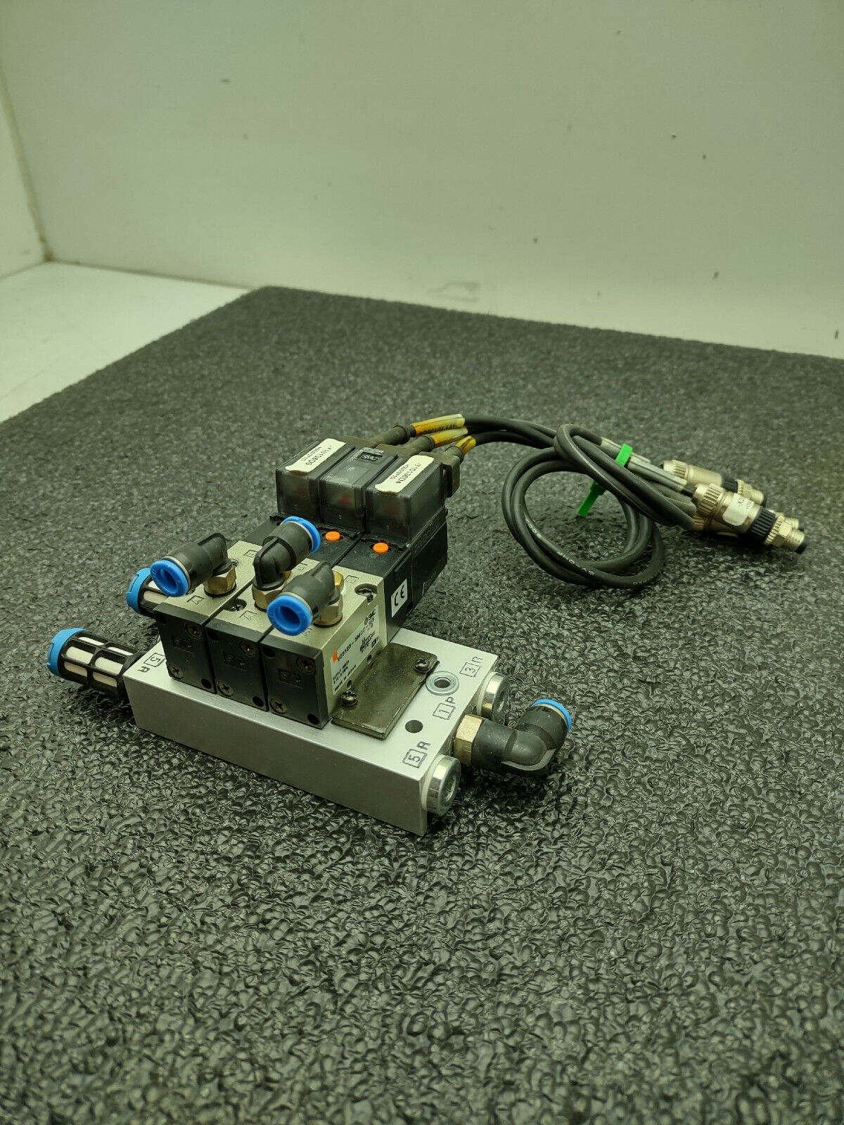 Lot of 2x SMC VZ3123-5MOZ-M5-Q and  2x VZ3123-5MOZ-M5 Pneumatic Valve Blocks
