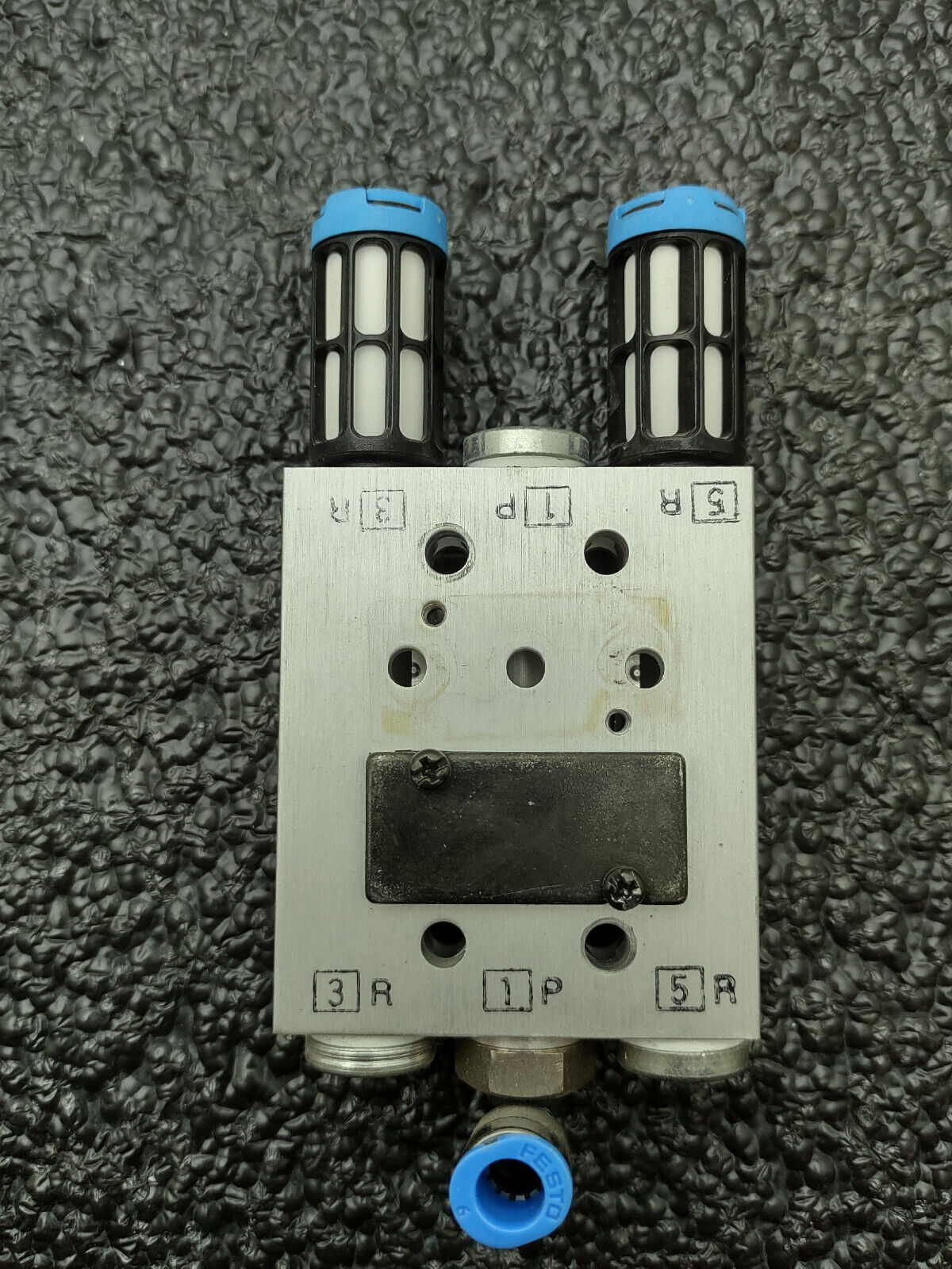 Lot of 2x SMC VZ3123-5MOZ-M5-Q and  2x VZ3123-5MOZ-M5 Pneumatic Valve Blocks