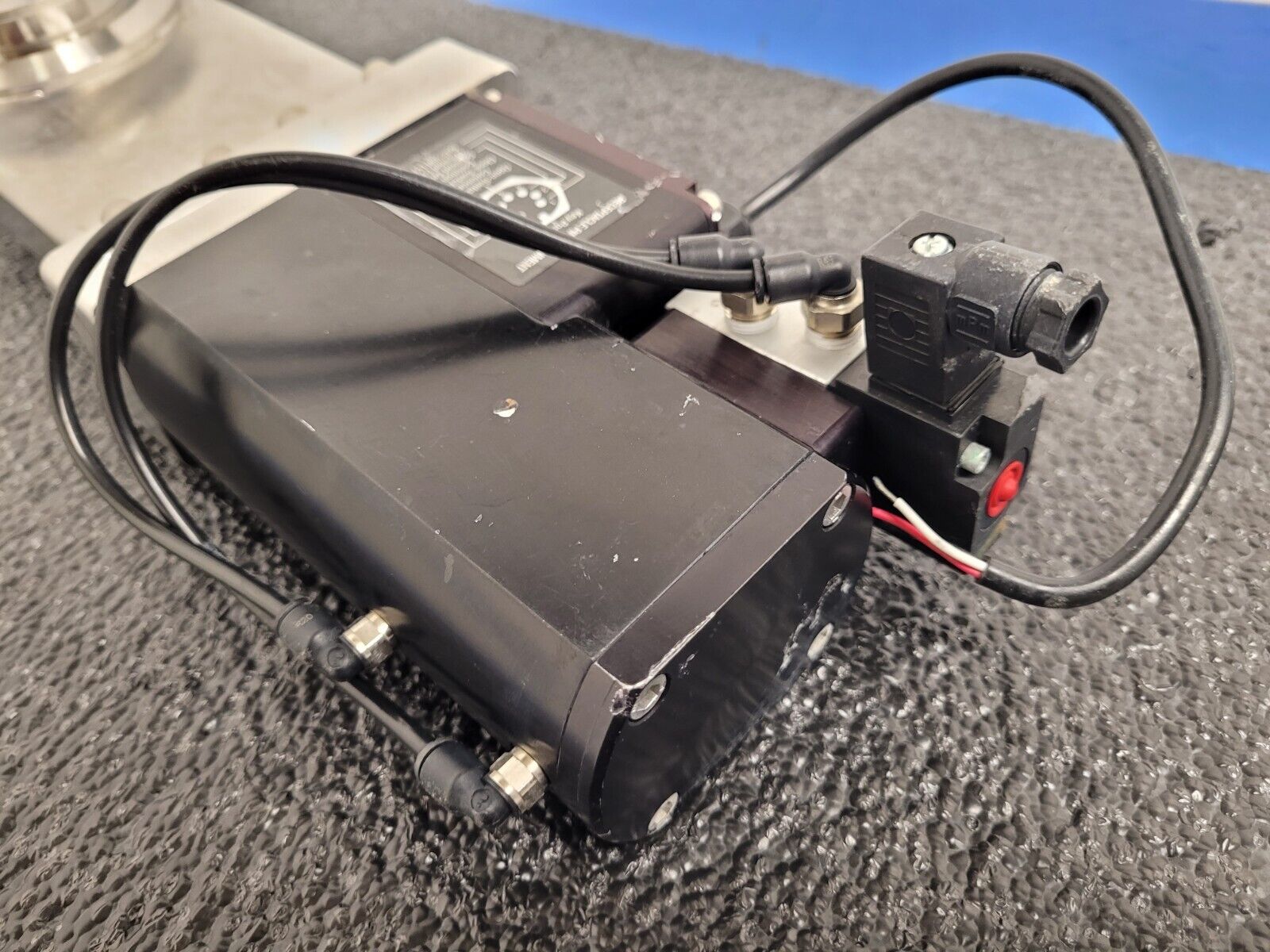 MDC KGV-2000V-P-01-07 2" KF-50 Solenoid Pneumatic High Vacuum Gate Valve Unit D