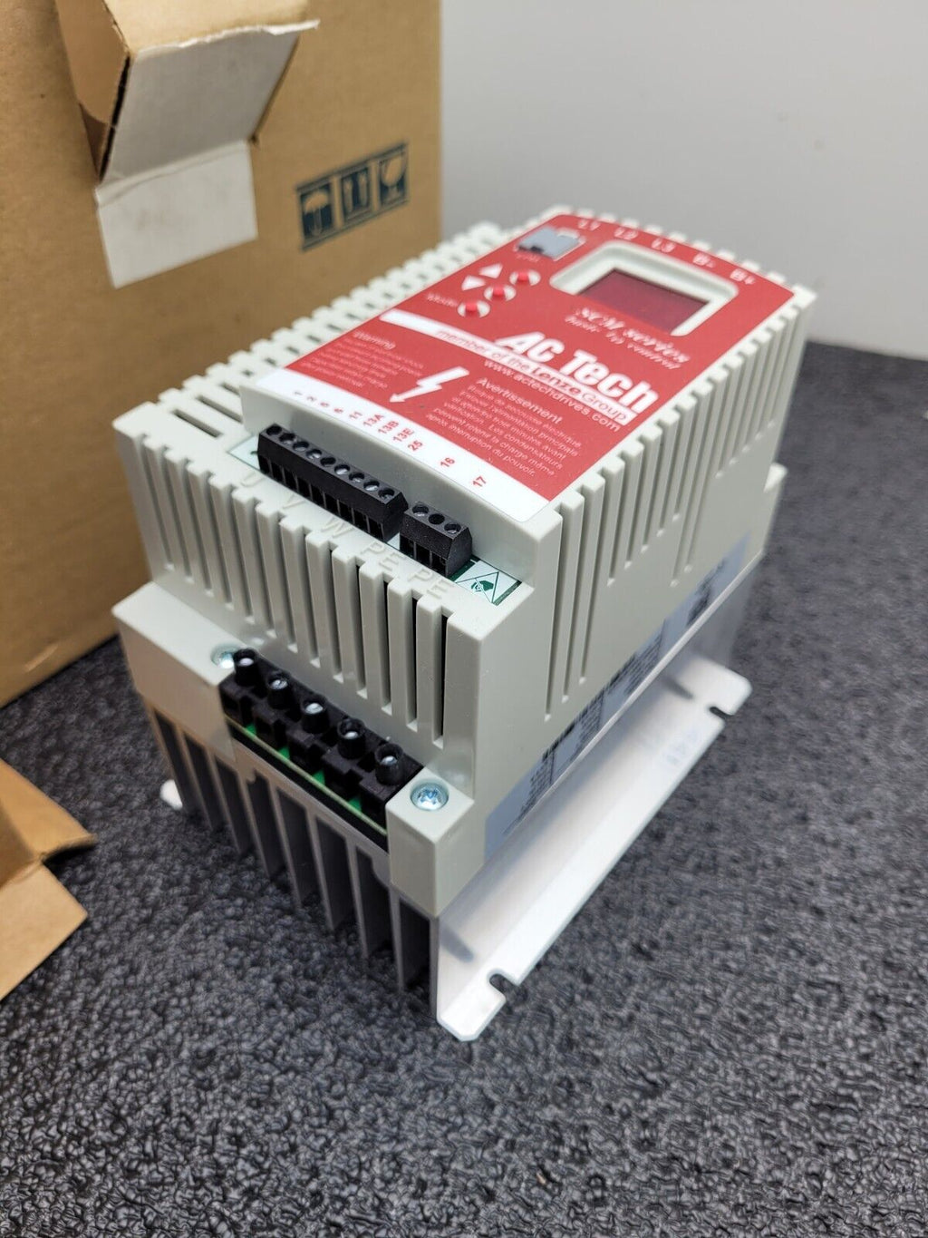 Lenze AC Tech SM430 13449264 3HP VFD 2.2kW 480V in 480V Out 3 Phase SCM Series