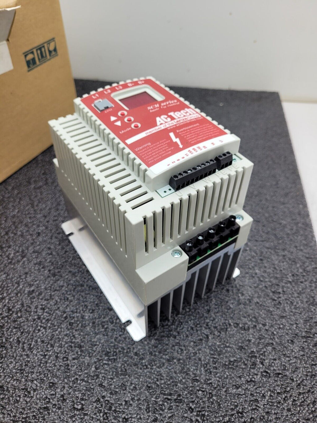 Lenze AC Tech SM430 13449264 3HP VFD 2.2kW 480V in 480V Out 3 Phase SCM Series
