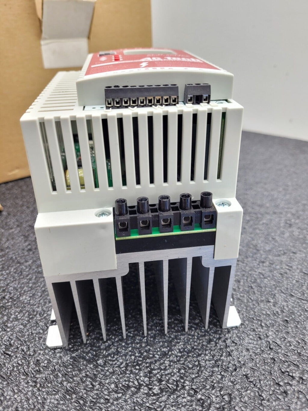 Lenze AC Tech SM430 13449264 3HP VFD 2.2kW 480V in 480V Out 3 Phase SCM Series