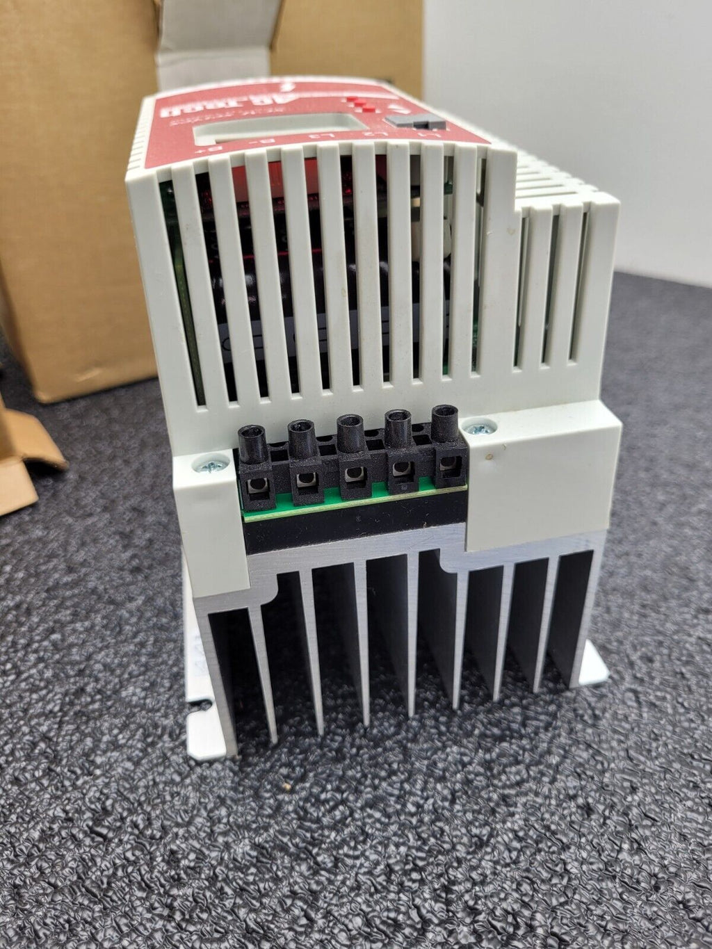 Lenze AC Tech SM430 13449264 3HP VFD 2.2kW 480V in 480V Out 3 Phase SCM Series