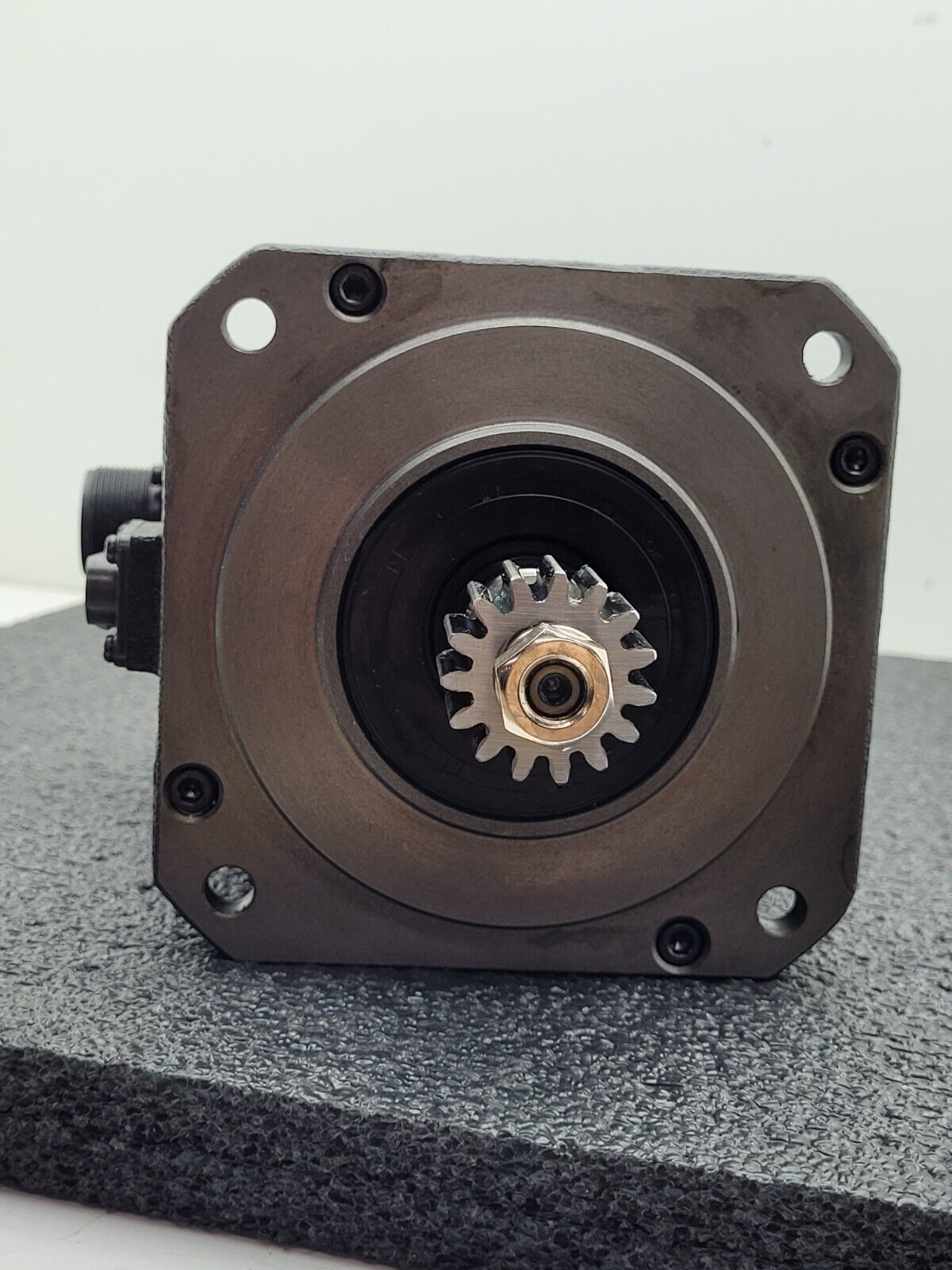 Fanuc A06B-0075-B303 AC Servo Motor 1.2kw 2000rpm Encoder A860-2020-T301 BiA128