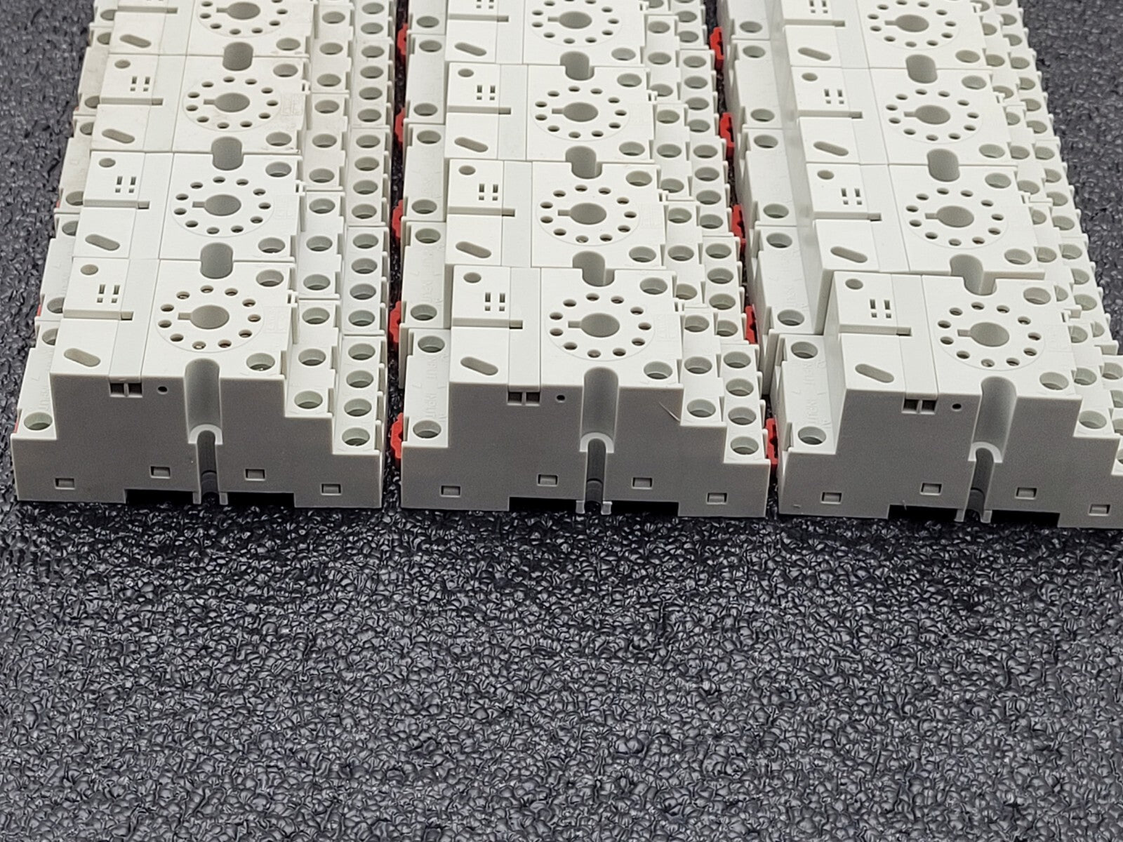 Lot of 20 + 3  Automation Direct 750-3C-SKT Relay Mount DIN Rail Base New