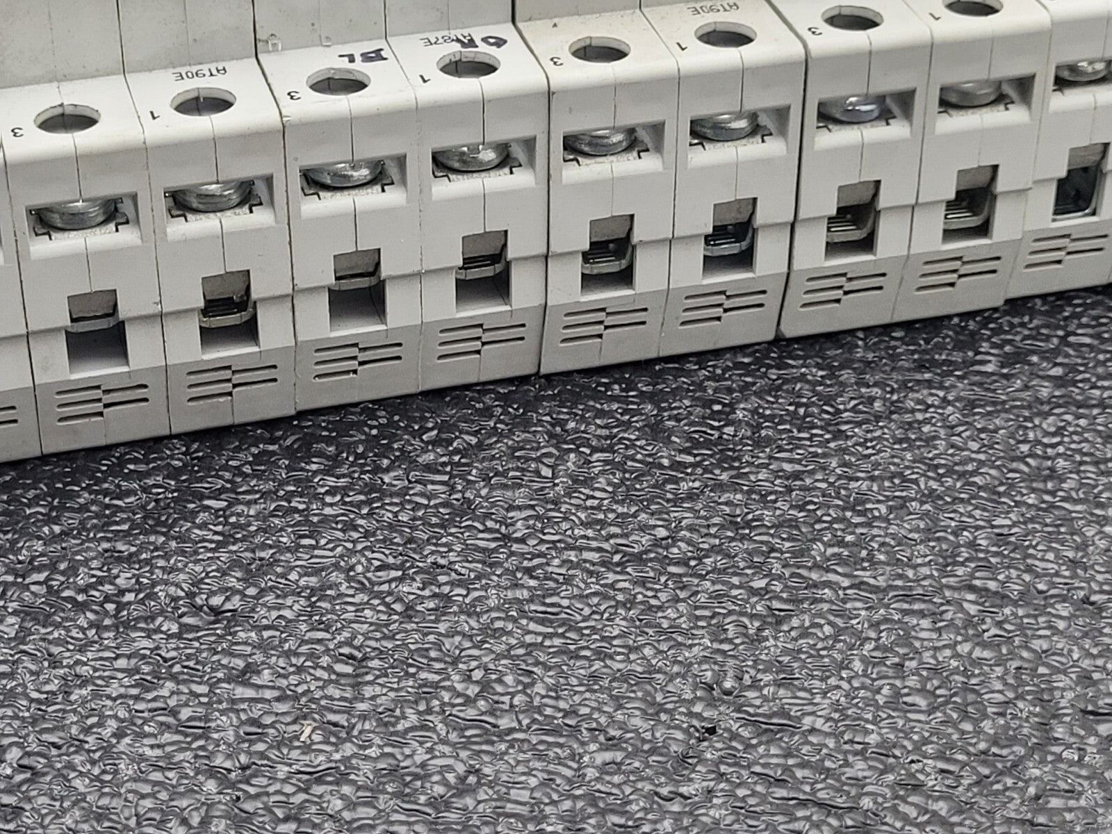 Lot of 10 Eaton Cutler Hammer WMZS2D02 Miniature Circuit Breaker 2A 5kA Type D