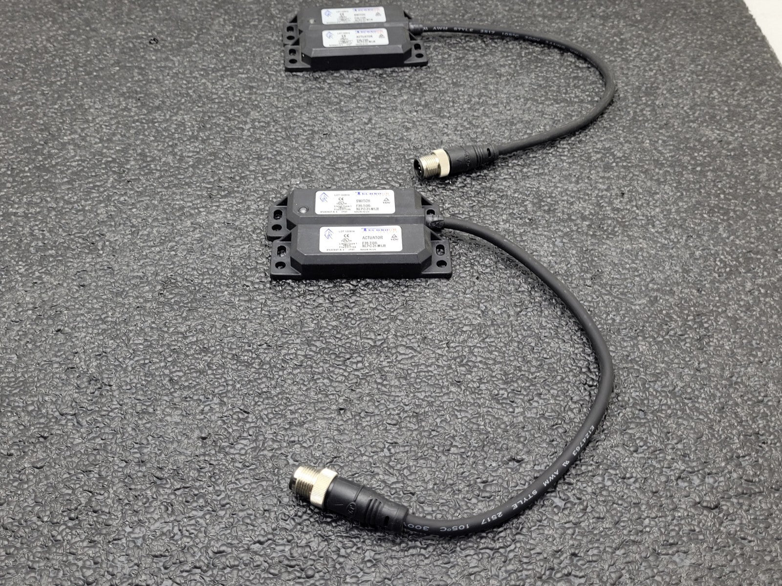 Lot of  2 OMRON TechnoGR F3S-TGR-NLPC-21-M1J8 Safety Switch plus Magnet Actuator