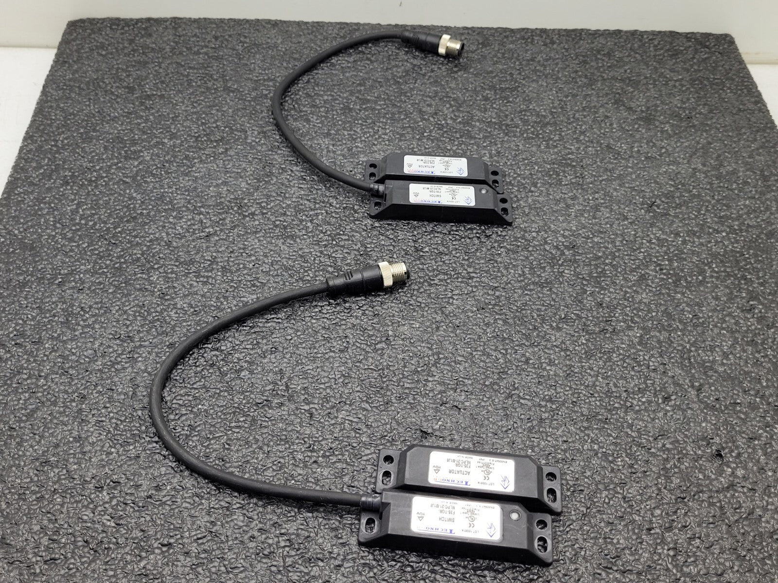 Lot of  2 OMRON TechnoGR F3S-TGR-NLPC-21-M1J8 Safety Switch plus Magnet Actuator