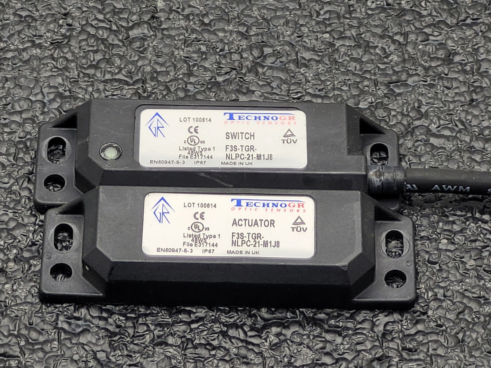 Lot of  2 OMRON TechnoGR F3S-TGR-NLPC-21-M1J8 Safety Switch plus Magnet Actuator