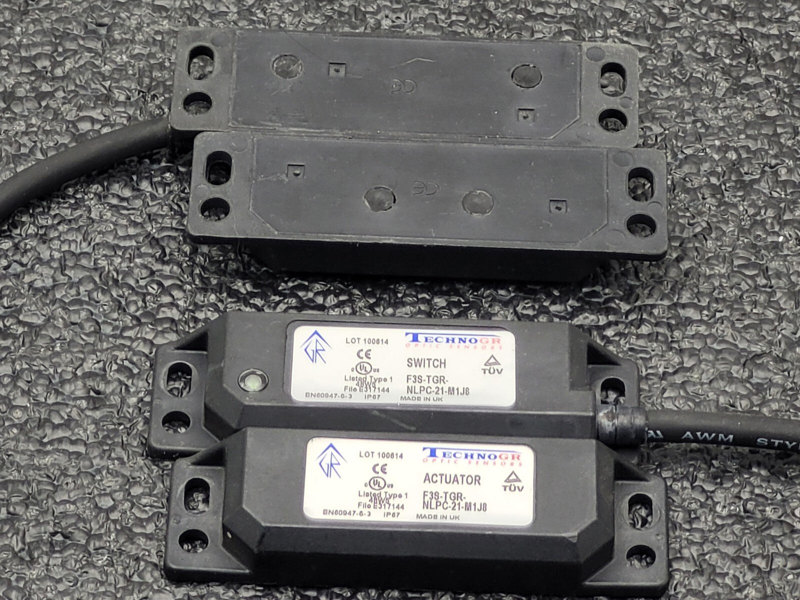 Lot of  2 OMRON TechnoGR F3S-TGR-NLPC-21-M1J8 Safety Switch plus Magnet Actuator