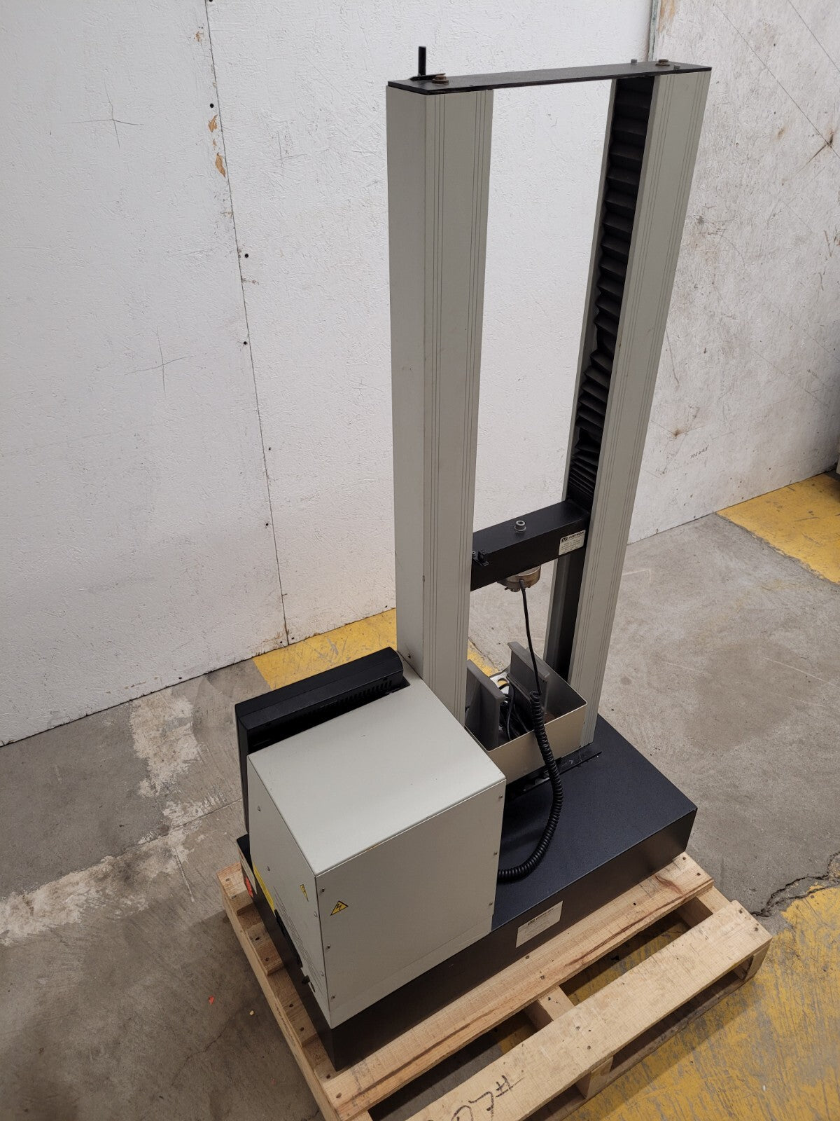 Instron 4411 Tensile Pull Tester Compression Test 5KN Electro Mechanical Test