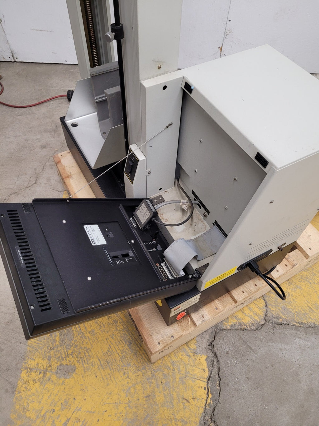 Instron 4411 Tensile Pull Tester Compression Test 5KN Electro Mechanical Test