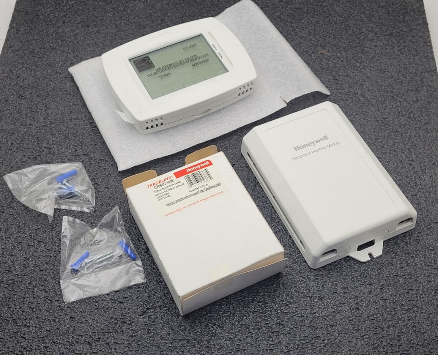 Honeywell VisionPro IAQ THM5421C1004 7-Day Touchscreen Thermostat + THM5421C