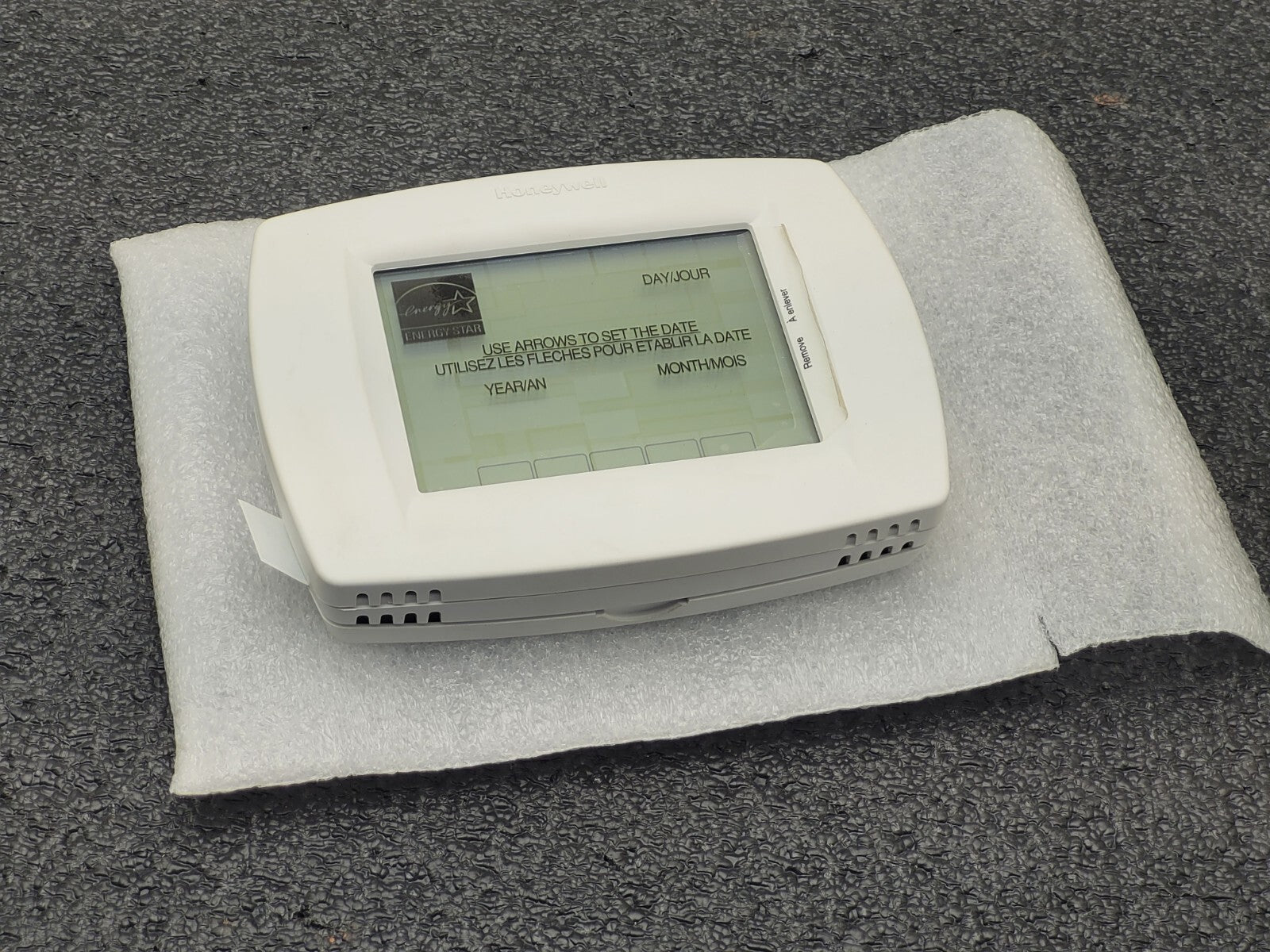 Honeywell VisionPro IAQ THM5421C1004 7-Day Touchscreen Thermostat + THM5421C