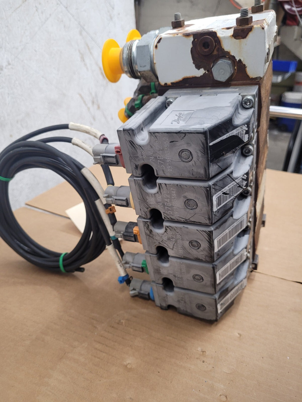 Danfoss PVG32 5 x Proportional Hydraulic Servo + Manual Valve  157B4292 Unit [D]