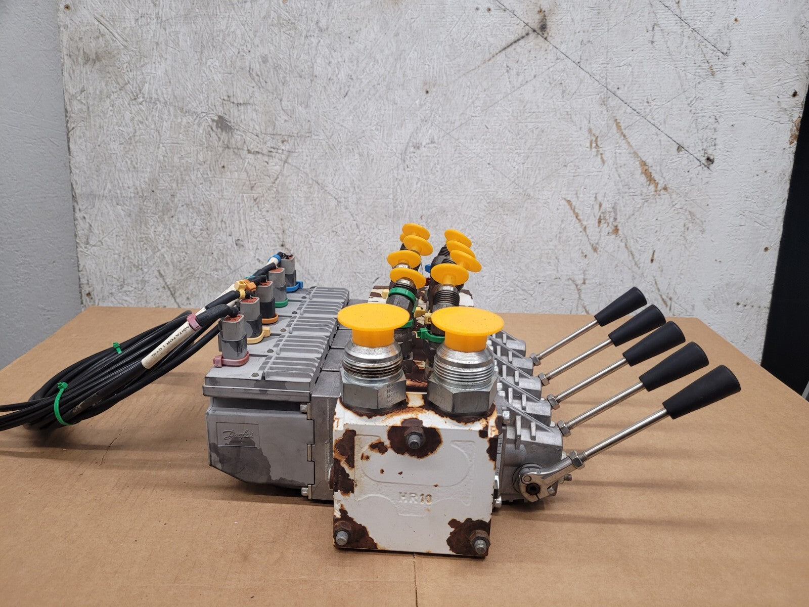 Danfoss PVG32 5 x Proportional Hydraulic Servo + Manual Valve  157B4292 Unit [D]