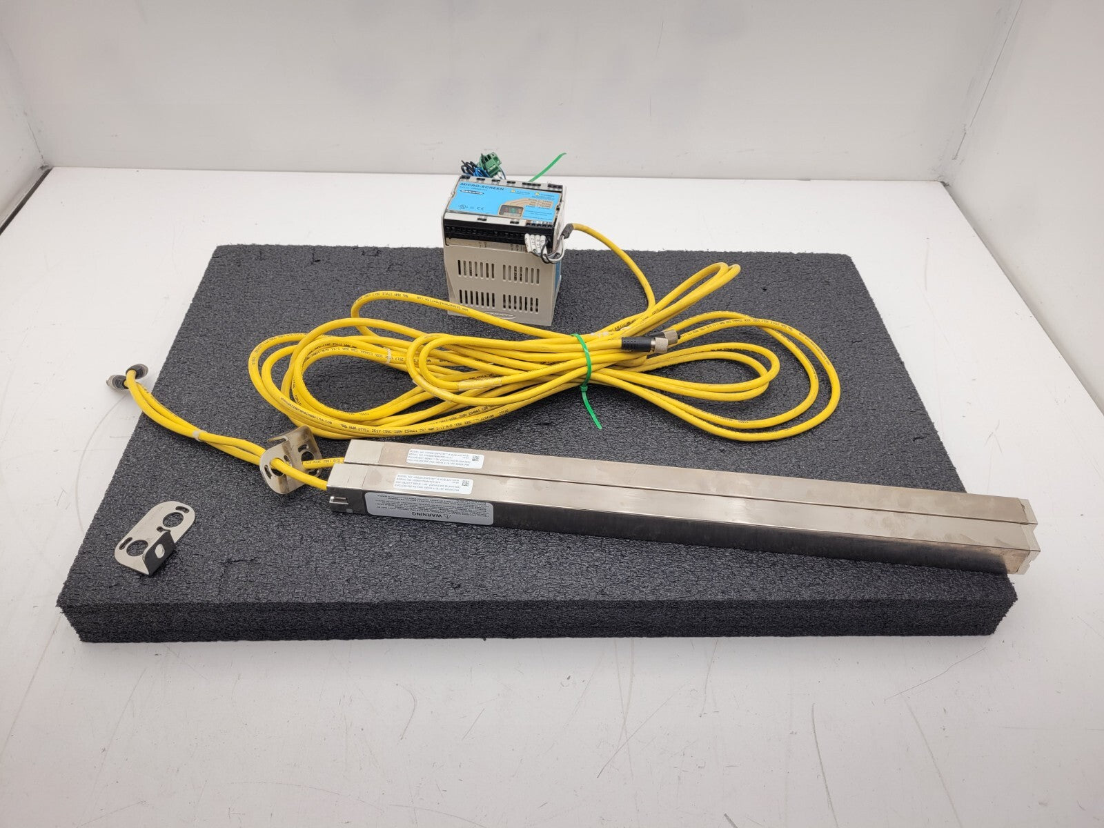 Banner USE2012NP2 & USR2012NP2 MICRO-SCREEN ESD  20" Light Curtain Screen "G"