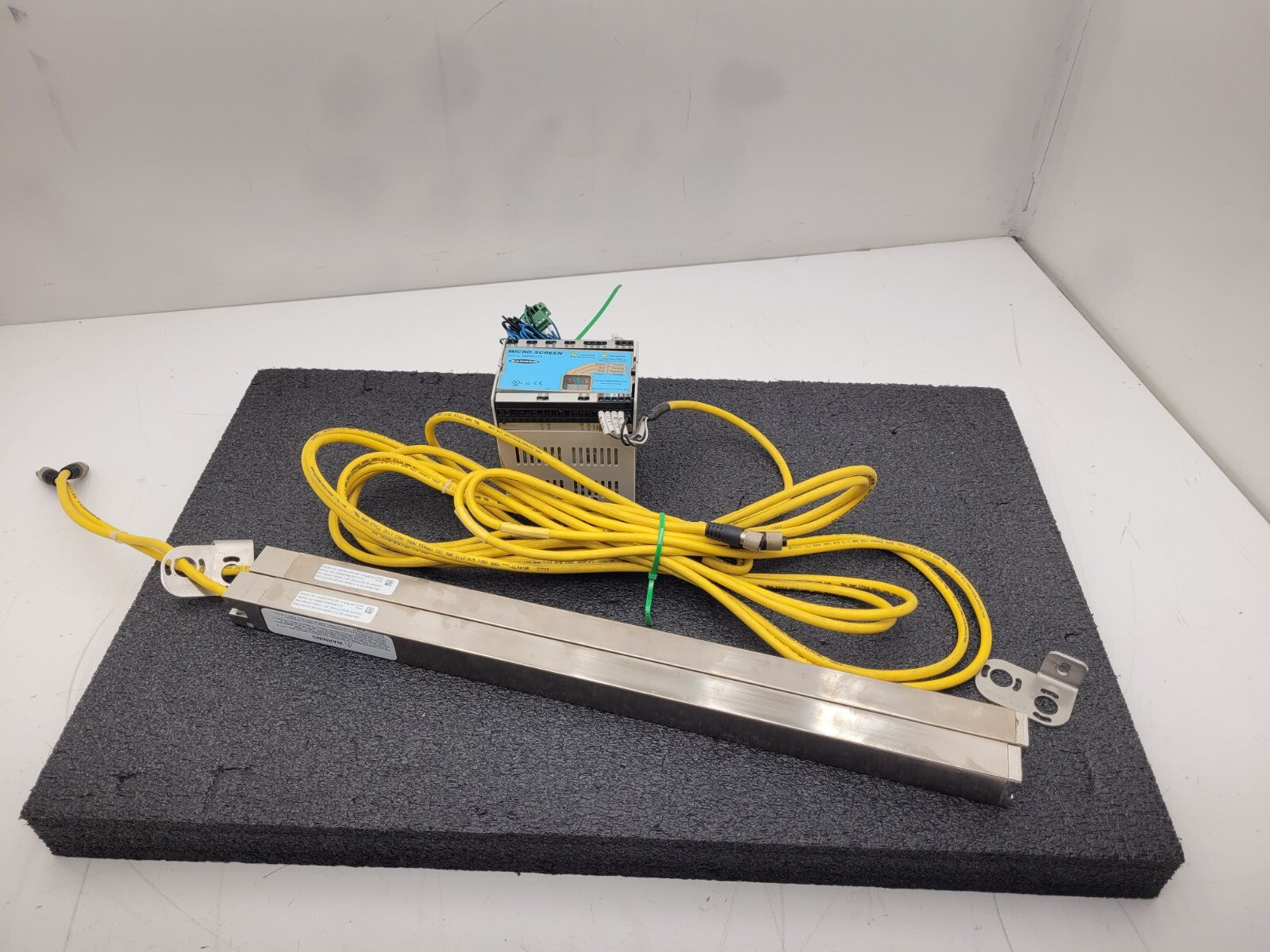 Banner USE2012NP2 & USR2012NP2 MICRO-SCREEN ESD  20" Light Curtain Screen "G"