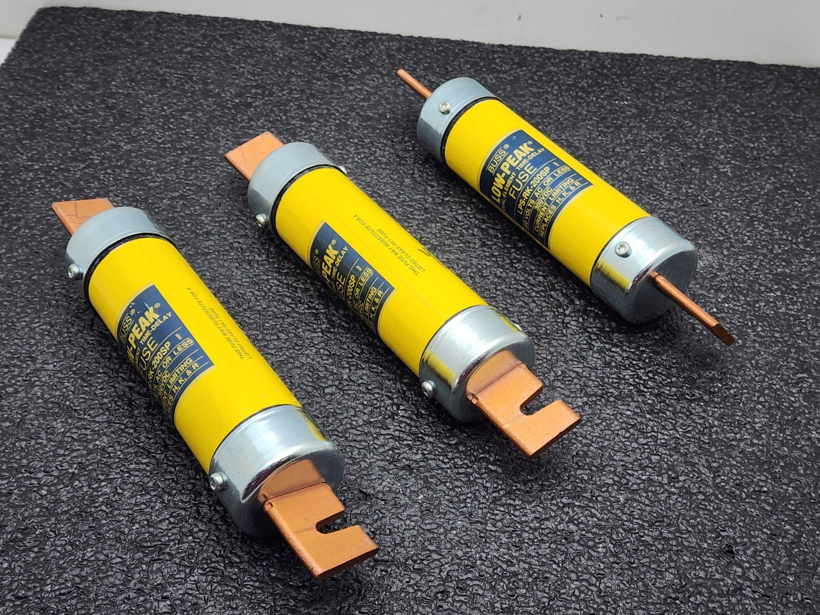LOT of  3  LOW PEAK BUSSMANN LPS-RK-200SP current limiting fuses.