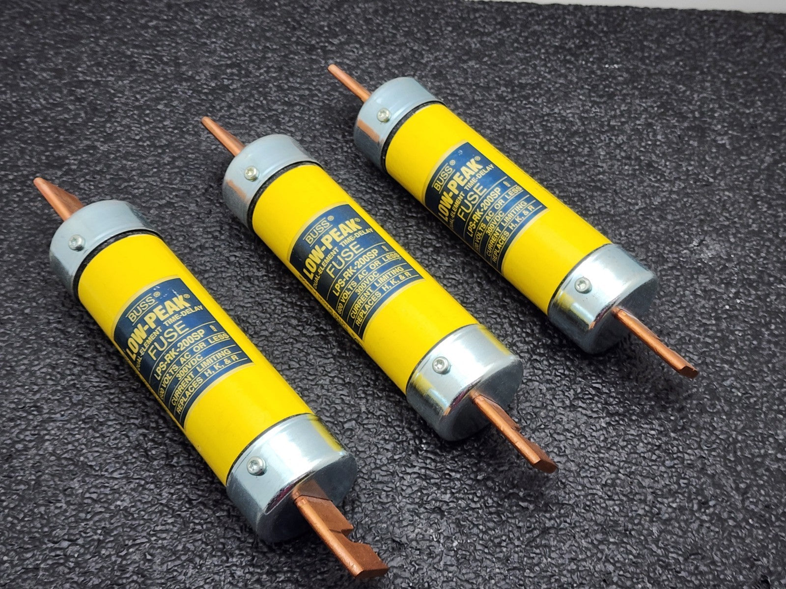 LOT of  3  LOW PEAK BUSSMANN LPS-RK-200SP current limiting fuses.