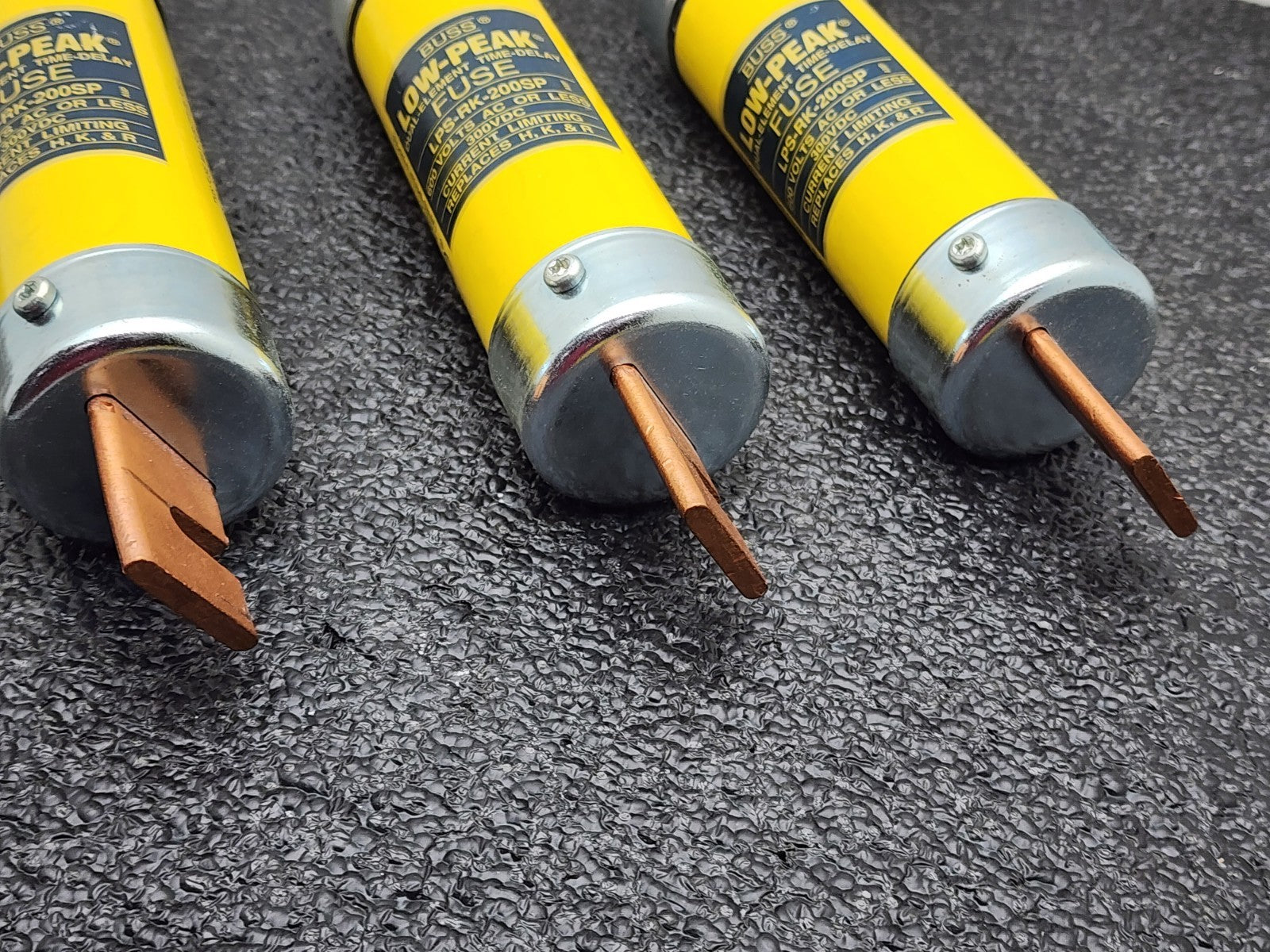 LOT of  3  LOW PEAK BUSSMANN LPS-RK-200SP current limiting fuses.