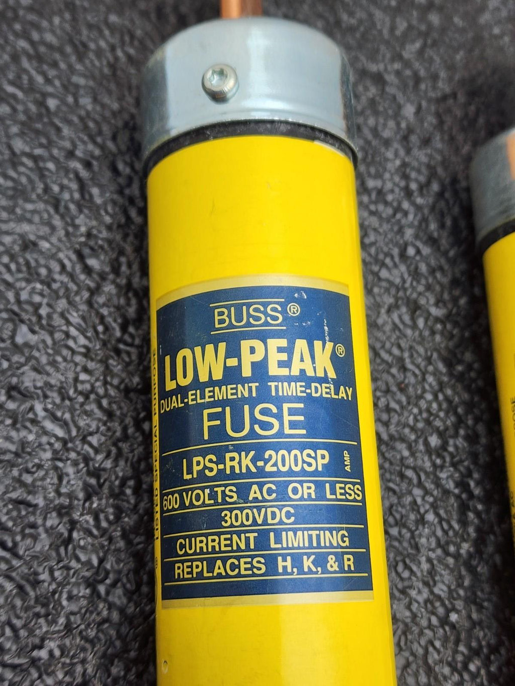 LOT of  3  LOW PEAK BUSSMANN LPS-RK-200SP current limiting fuses.