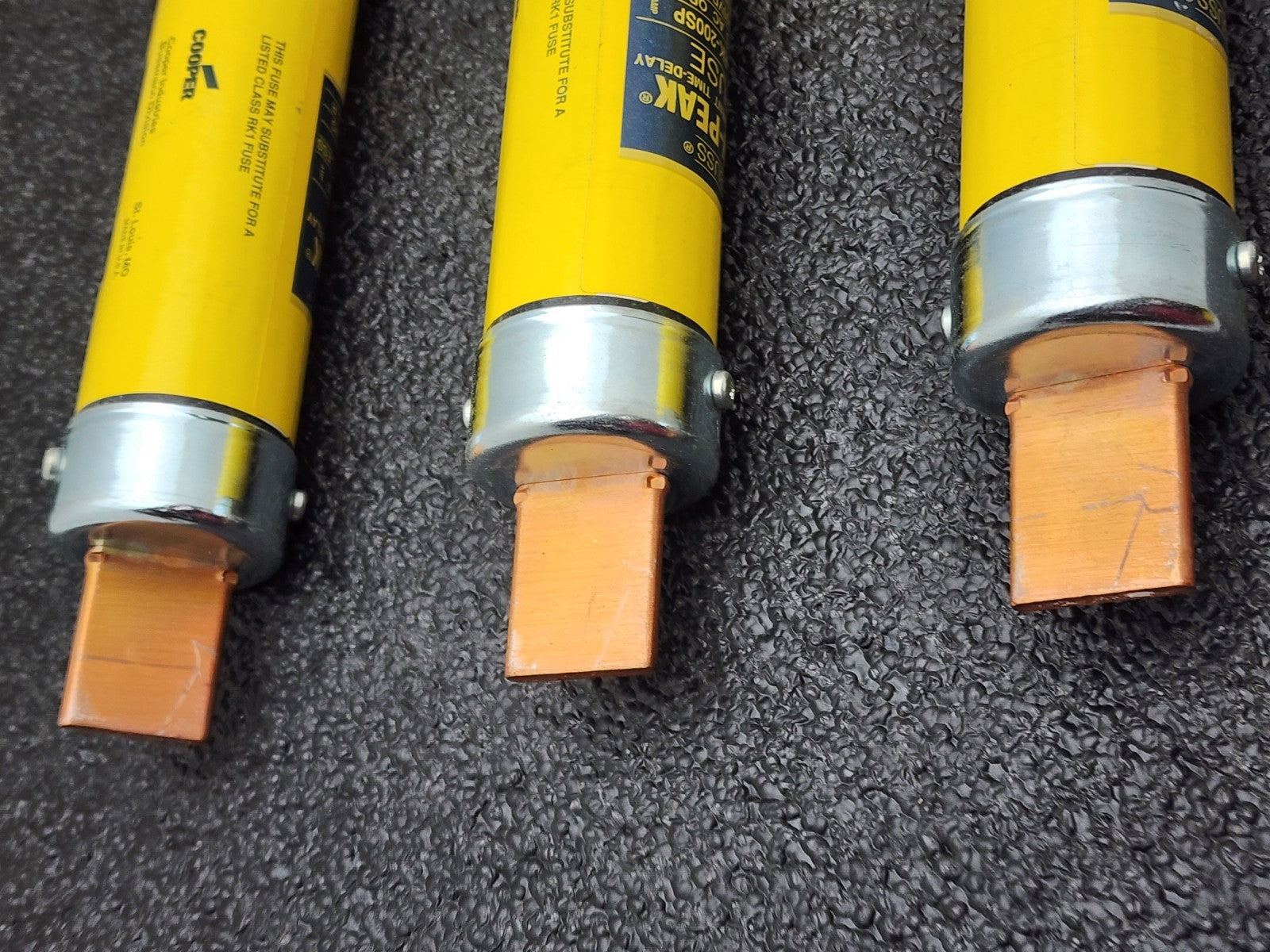 LOT of  3  LOW PEAK BUSSMANN LPS-RK-200SP current limiting fuses.