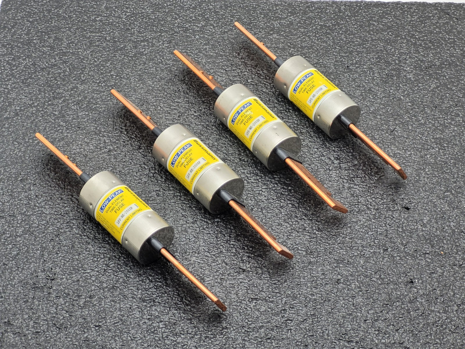LOT of  4  LOW PEAK BUSSMANN LPS-RK-200SP current limiting fuses.