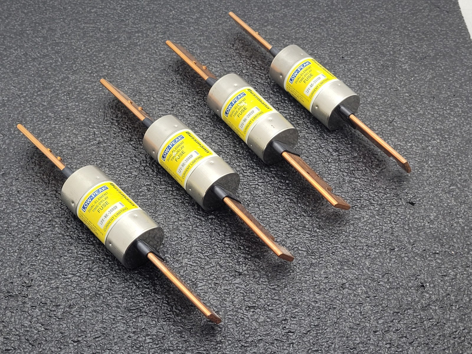 LOT of  4  LOW PEAK BUSSMANN LPS-RK-200SP current limiting fuses.