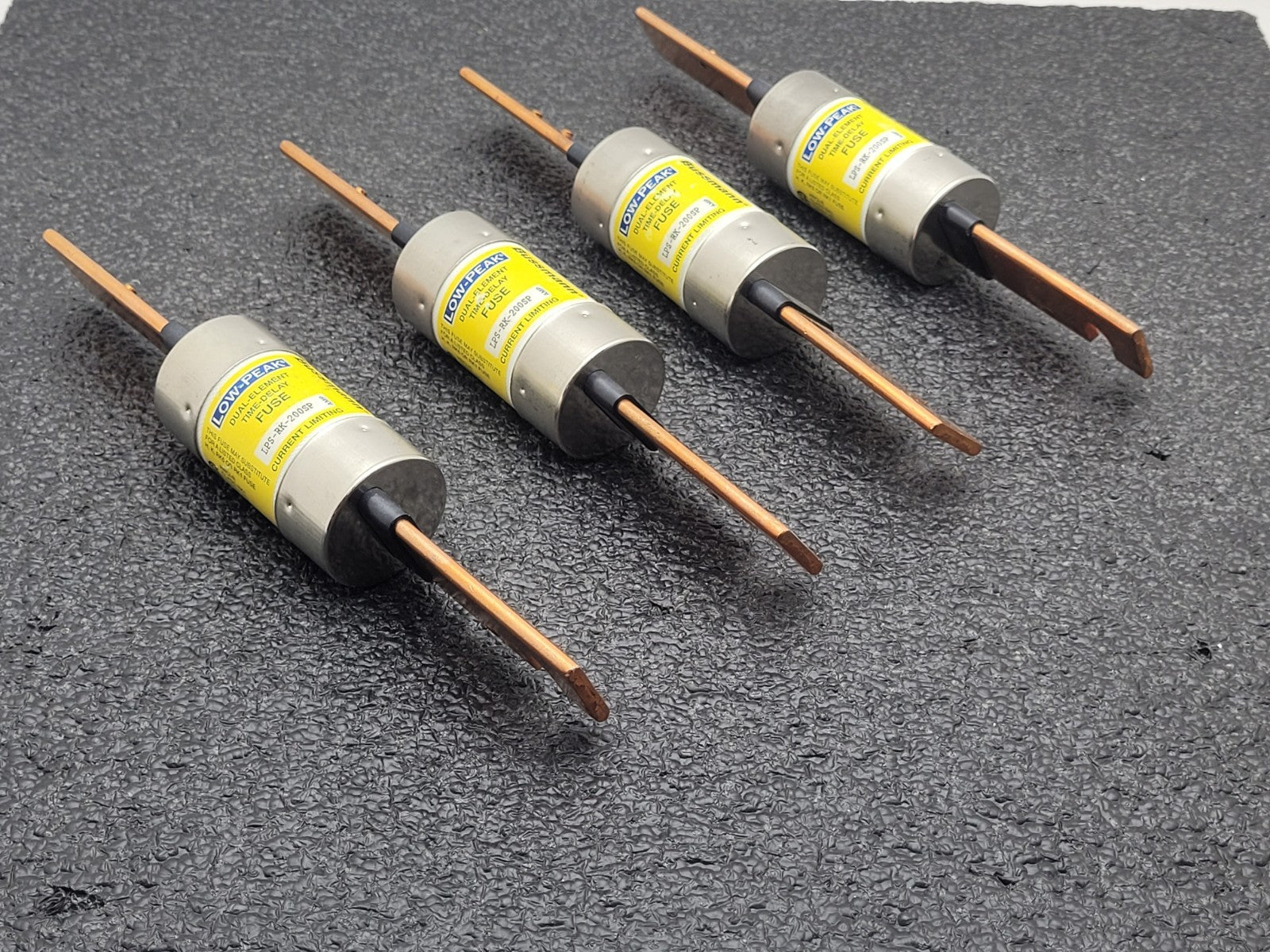 LOT of  4  LOW PEAK BUSSMANN LPS-RK-200SP current limiting fuses.