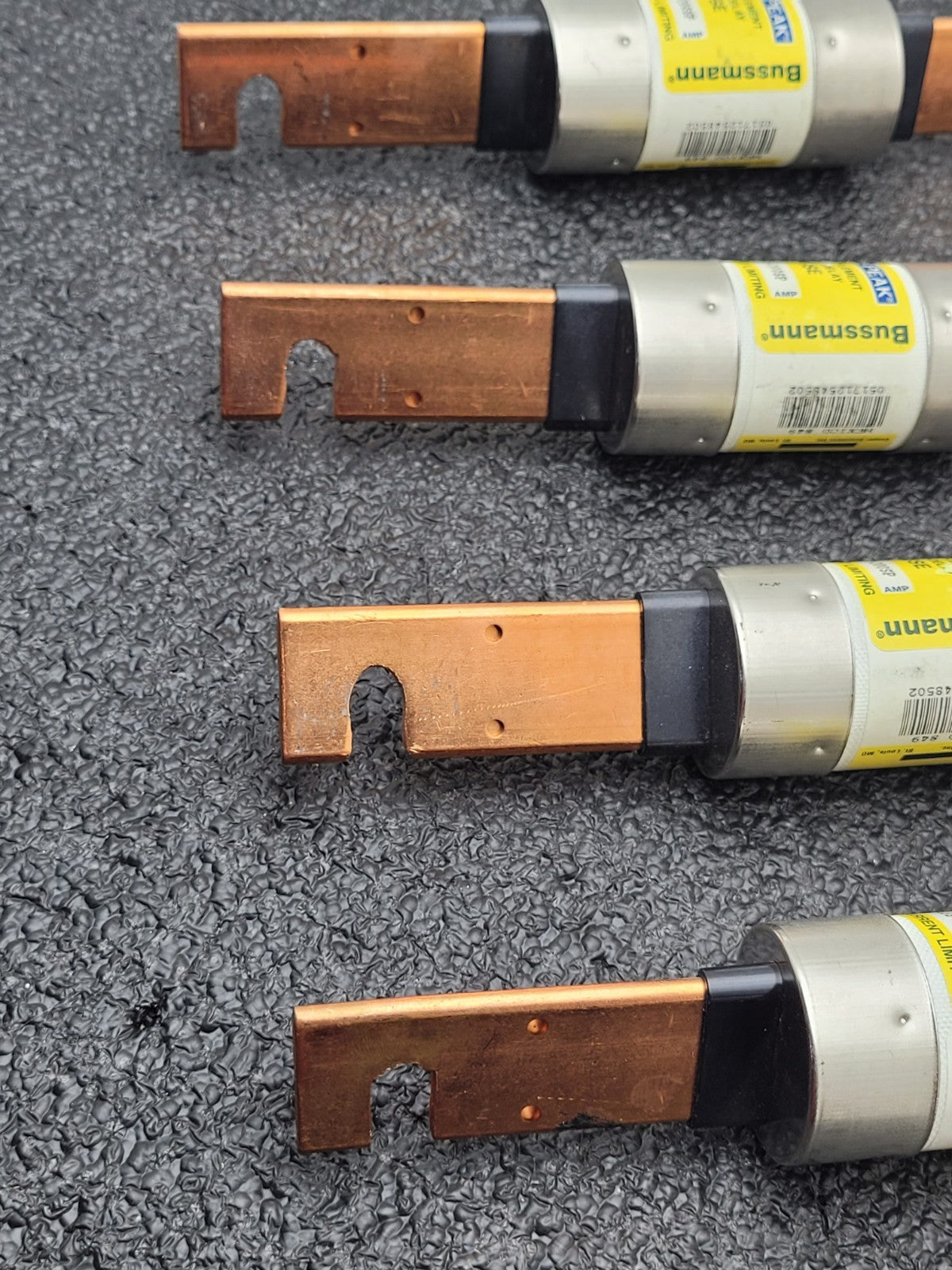 LOT of  4  LOW PEAK BUSSMANN LPS-RK-200SP current limiting fuses.