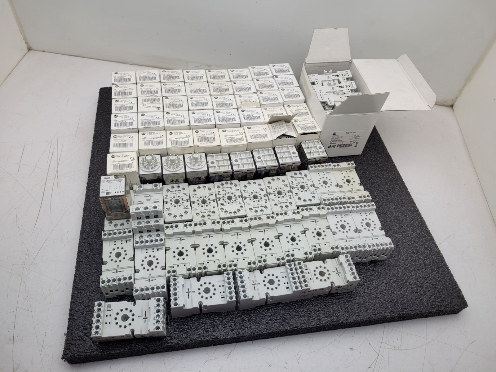 Lot of 82x Allen Bradley Relay + Base + Suppressor 700-HB33Z24 / HA33A1-4