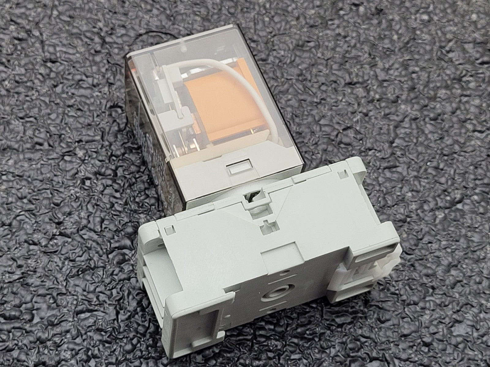 Lot of 82x Allen Bradley Relay + Base + Suppressor 700-HB33Z24 / HA33A1-4