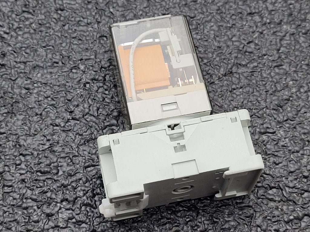 Lot of 82x Allen Bradley Relay + Base + Suppressor 700-HB33Z24 / HA33A1-4