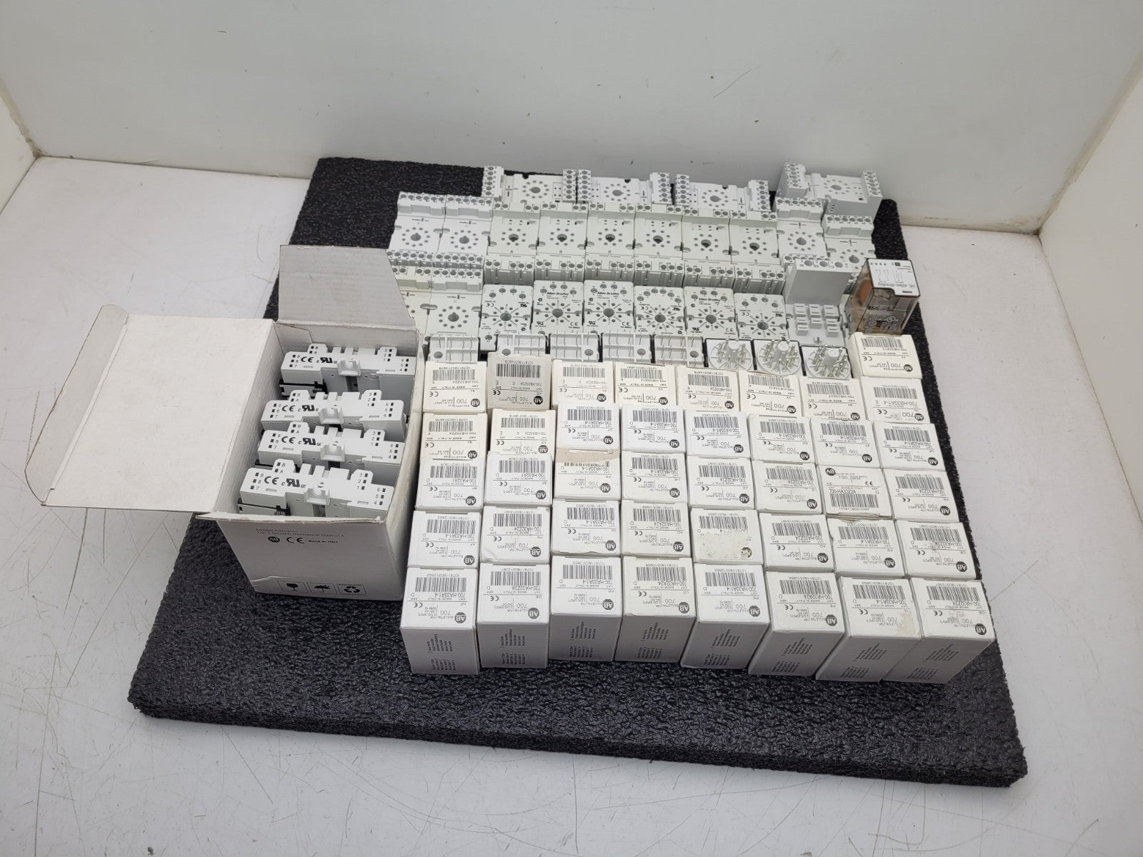 Lot of 82x Allen Bradley Relay + Base + Suppressor 700-HB33Z24 / HA33A1-4