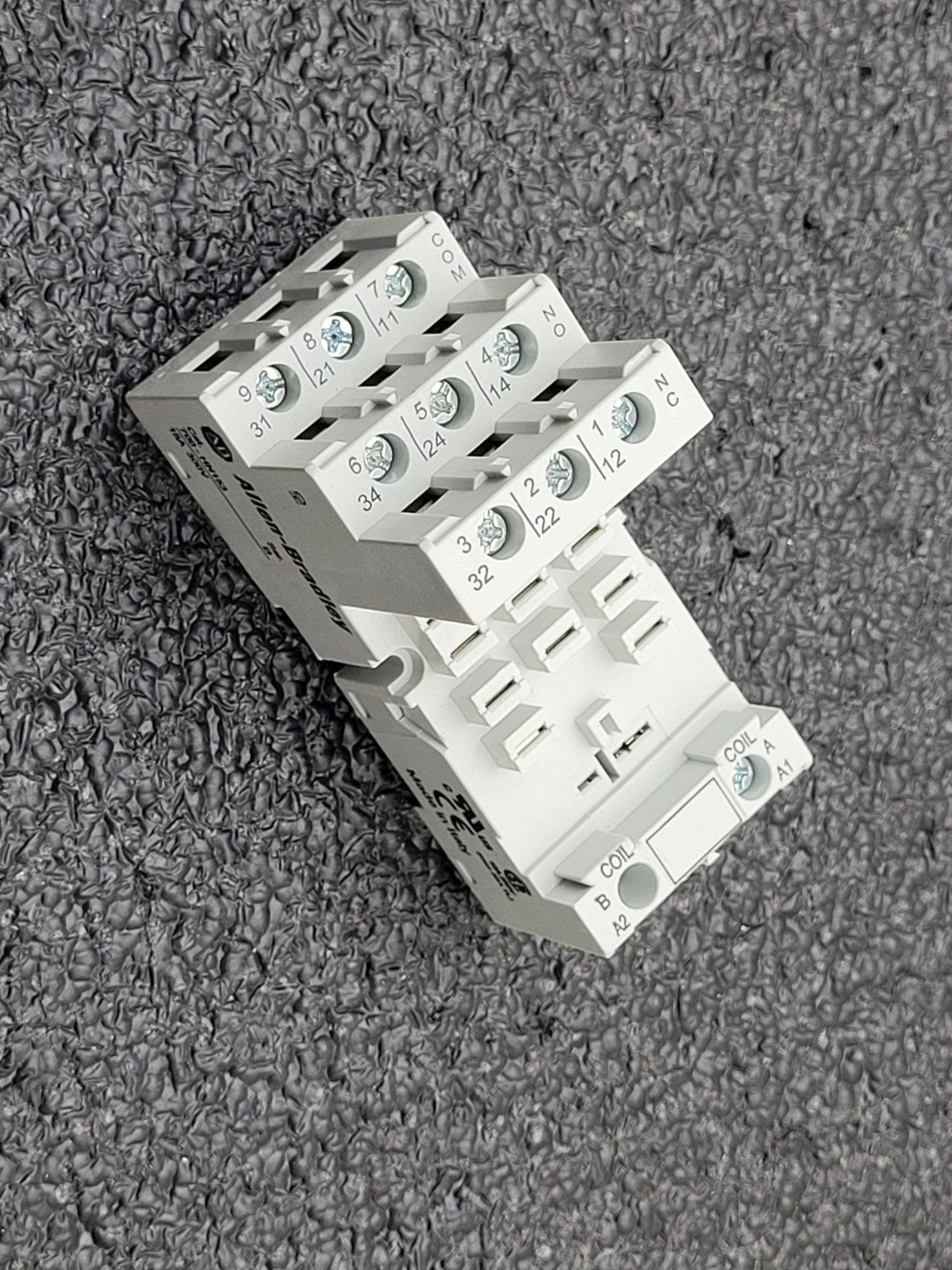 Lot of 82x Allen Bradley Relay + Base + Suppressor 700-HB33Z24 / HA33A1-4