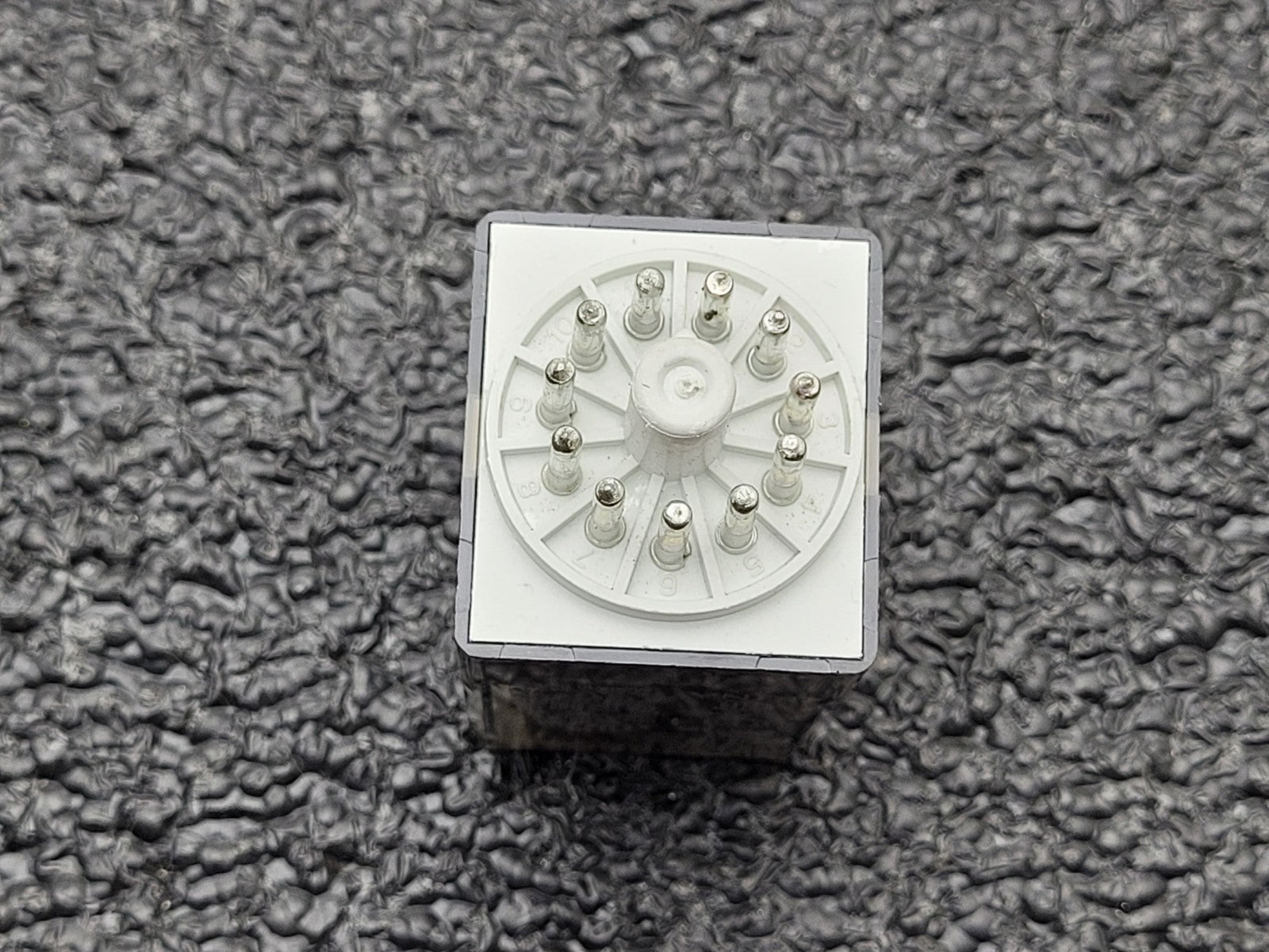 Lot of 82x Allen Bradley Relay + Base + Suppressor 700-HB33Z24 / HA33A1-4