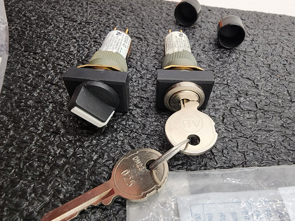 Lot 4x of Allen Bradley AB 800A G2CW GC2C 2x Keyed 2x 2 Position On/OFF Switches