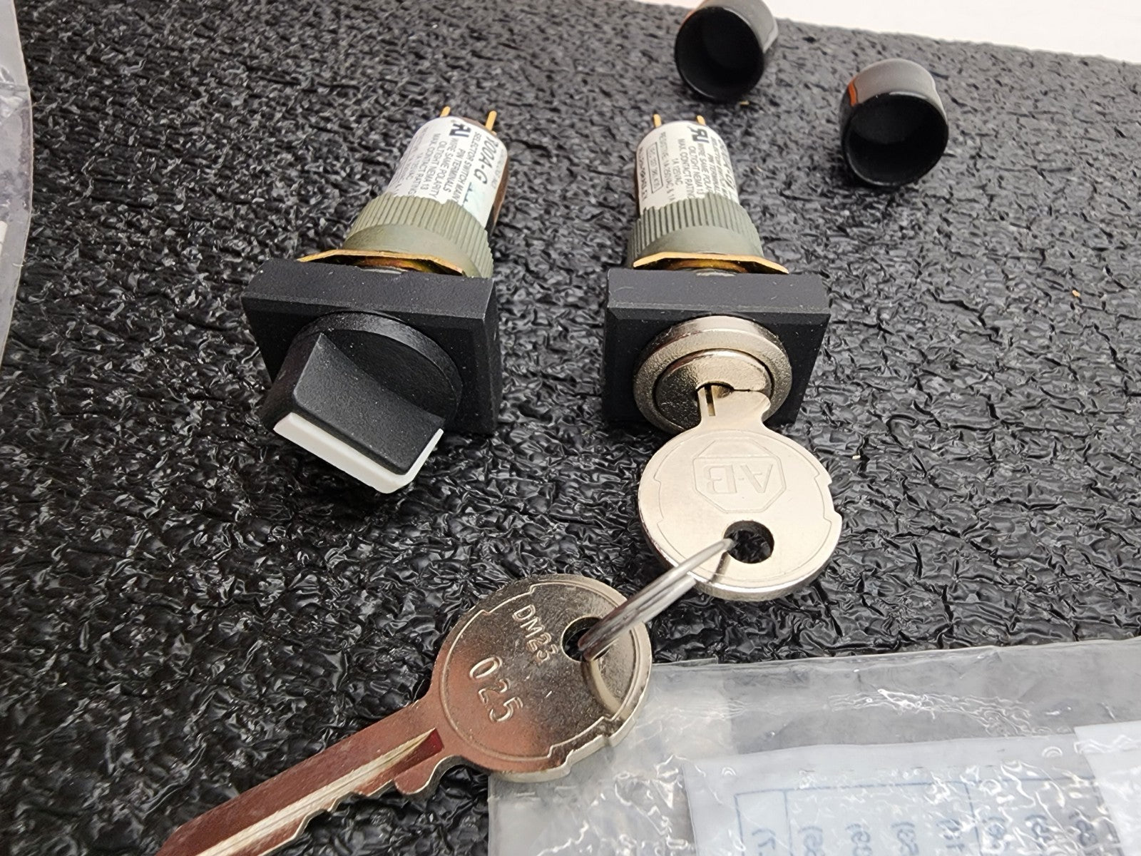 Lot 4x of Allen Bradley AB 800A G2CW GC2C 2x Keyed 2x 2 Position On/OFF Switches