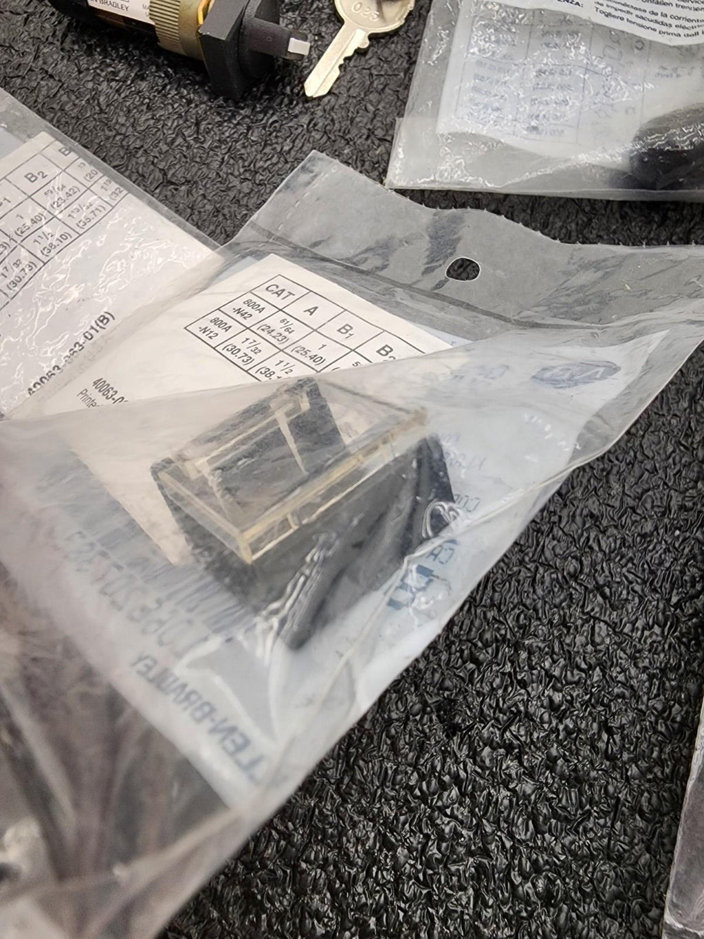 Lot 4x of Allen Bradley AB 800A G2CW GC2C 2x Keyed 2x 2 Position On/OFF Switches