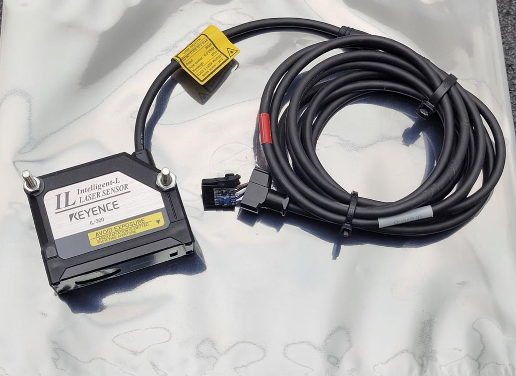 Keyence IL-300 Intelligent-L Digital Laser Range Sensor + OP87056 4 Pin 2M Cable